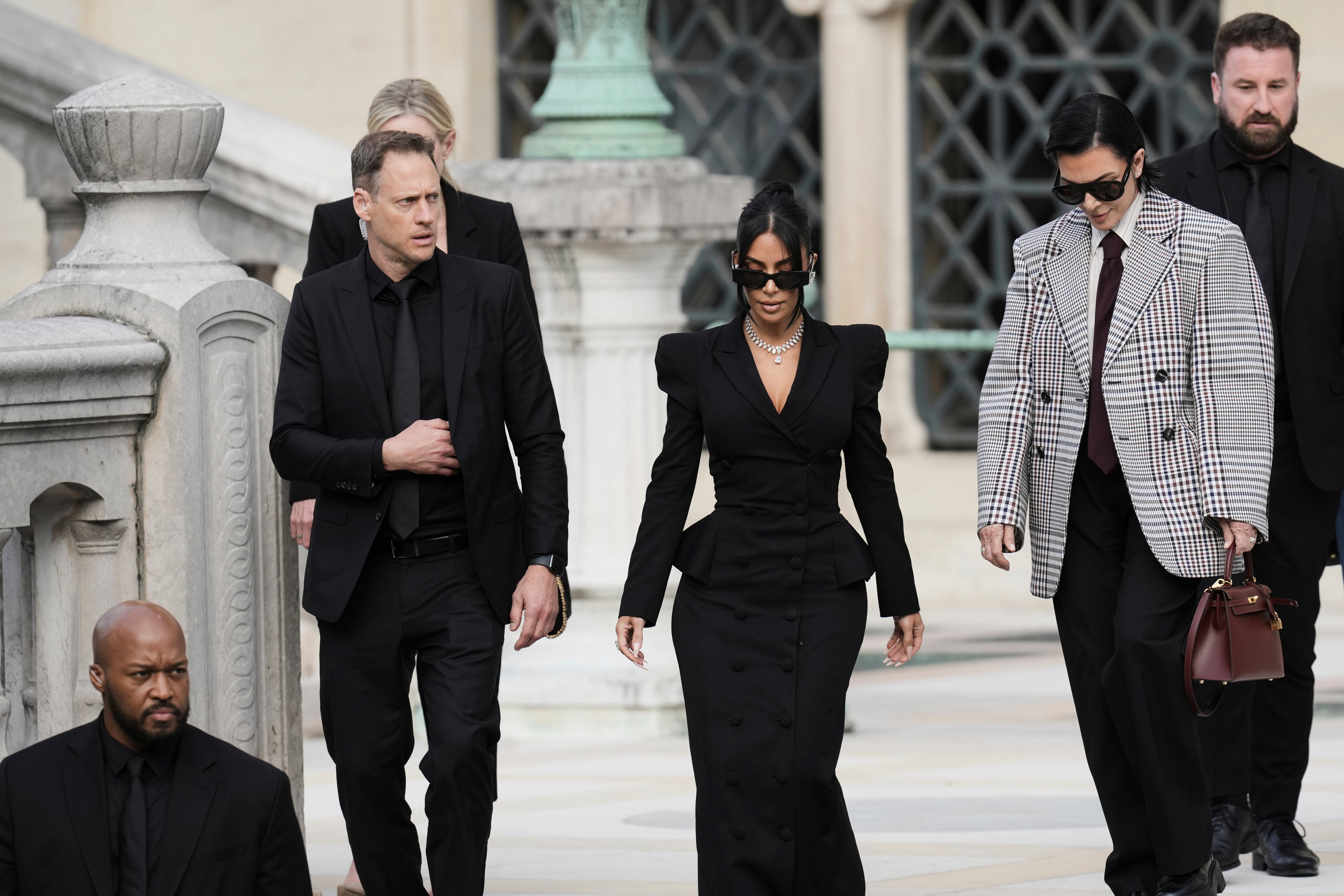 Gospođu Kardashian pratila je majka Kris Jenner na sud
