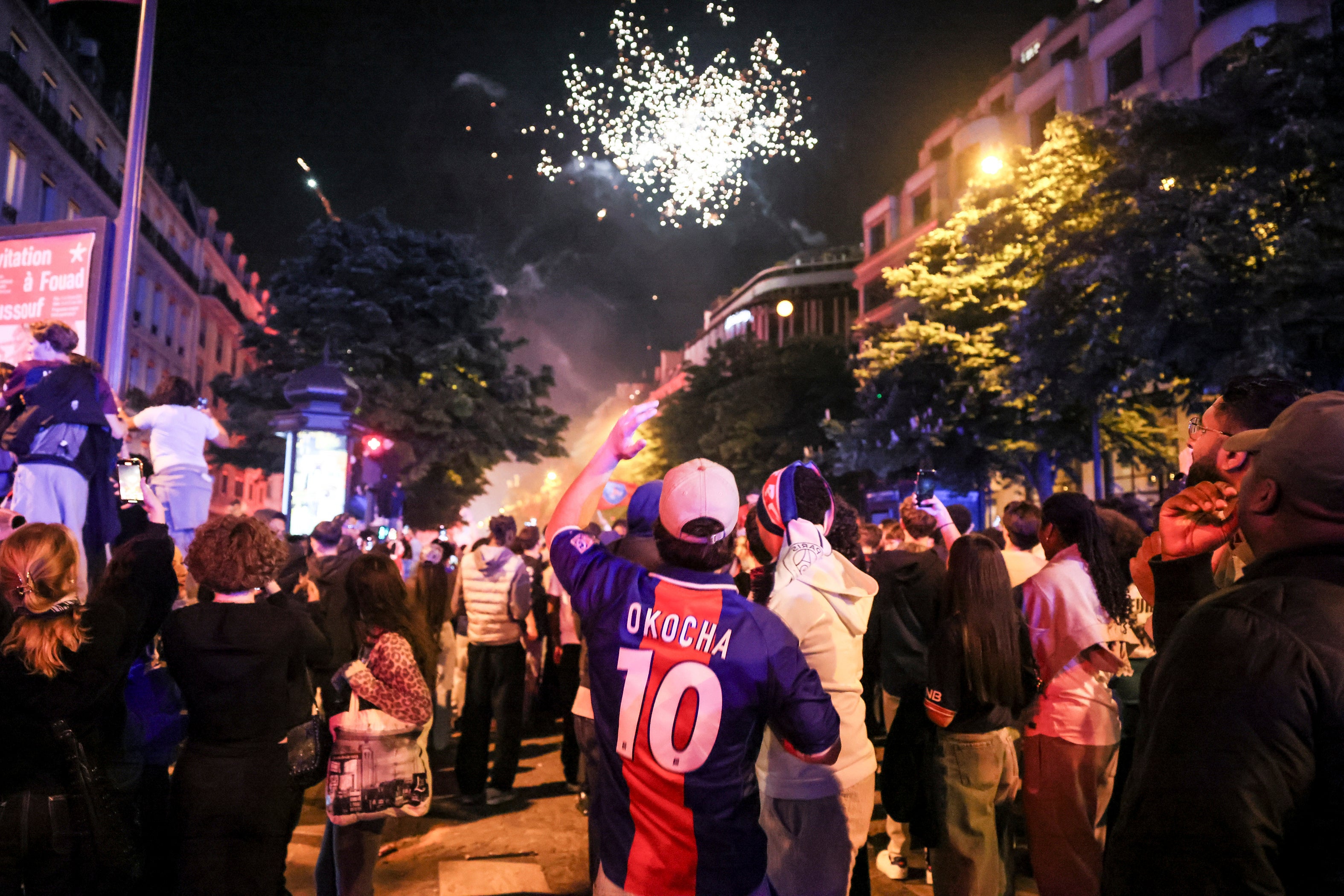 Navijači Paris Saint-Germaina slave nakon polufinala Lige prvaka, nogometne utakmice druge noge između PSG-a i Arsenala na aveniji Champs-Elysees u Parizu, srijeda, 7. svibnja 2025. godine.