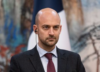 Francuska za izbacivanje diplomata iz bivše kolonije – RT Afrika