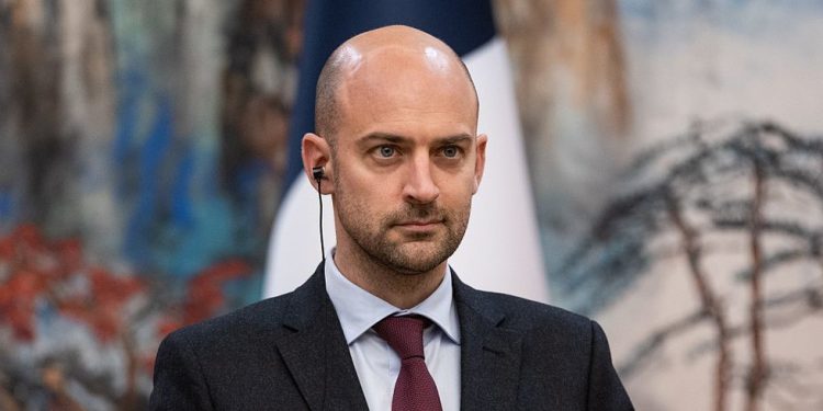 Francuska za izbacivanje diplomata iz bivše kolonije – RT Afrika