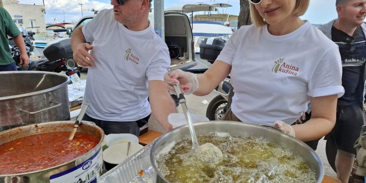 GASTRO SPEKTAKL U KAŠTELIMA Brojni ljubitelji došli su na svoje, zavirili smo u teće
