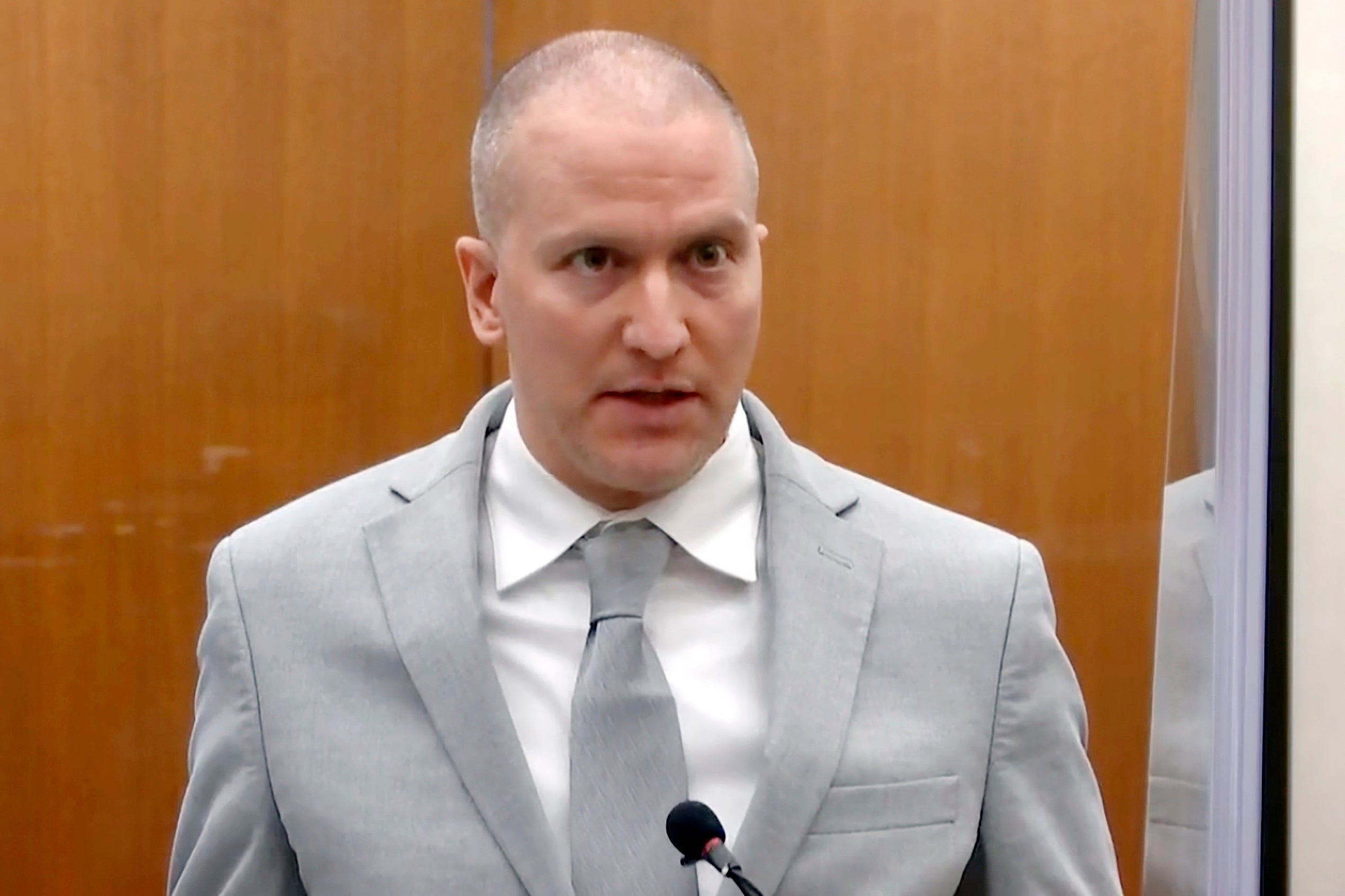 Na ovoj slici snimljenom iz videa, bivši policajac iz Minneapolisa Derek Chauvin obraća se sudu u dvorištu okruga Hennepin, 25. lipnja 2021., u Minneapolisu. (Sudska TV putem AP, Pool, File)