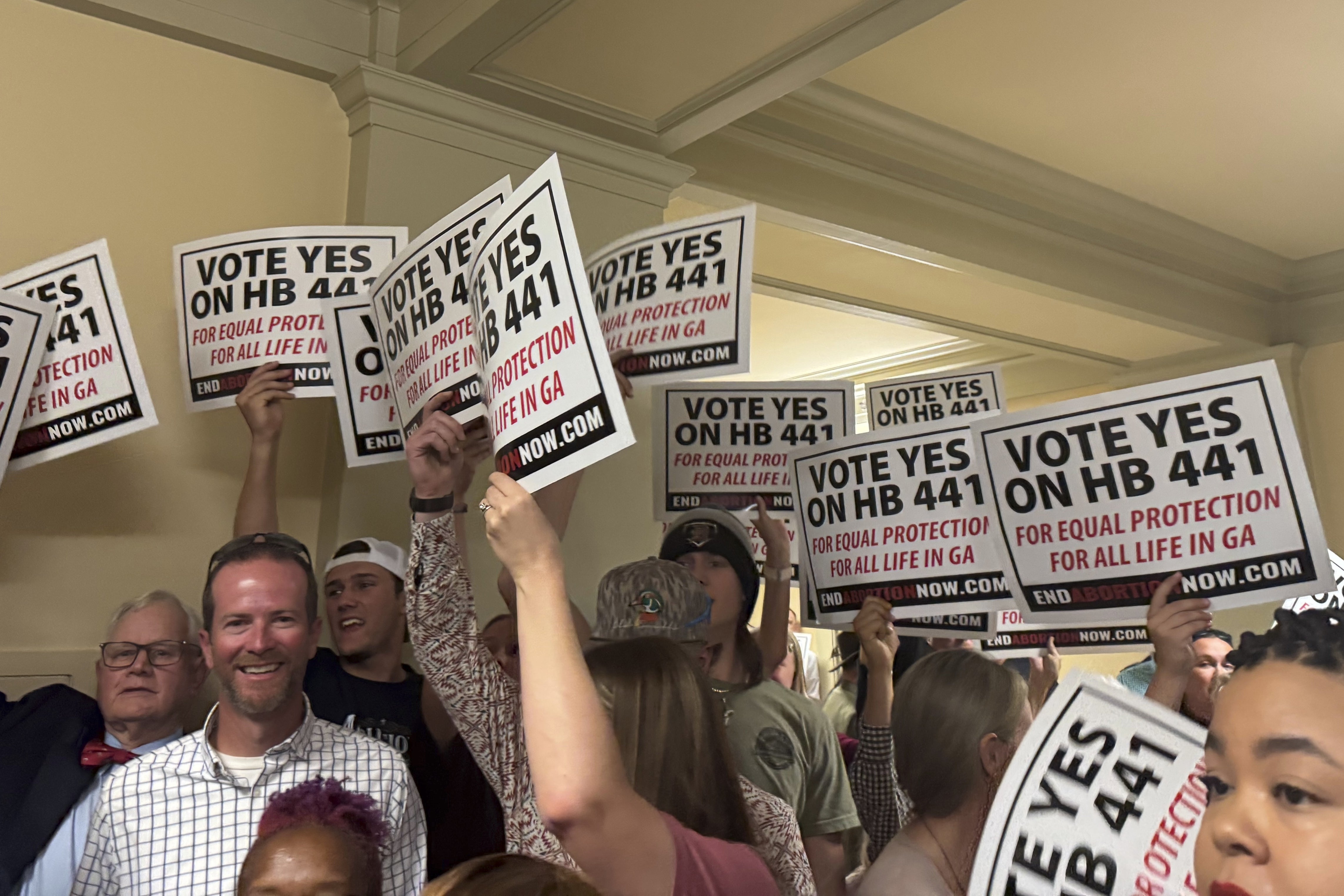 Prosvjednici protiv pobačaja okupljaju se na Kapitolu Georgia u Atlanti kako bi podržali ukupnu zabranu pobačaja u srijedu, 26. ožujka 2025