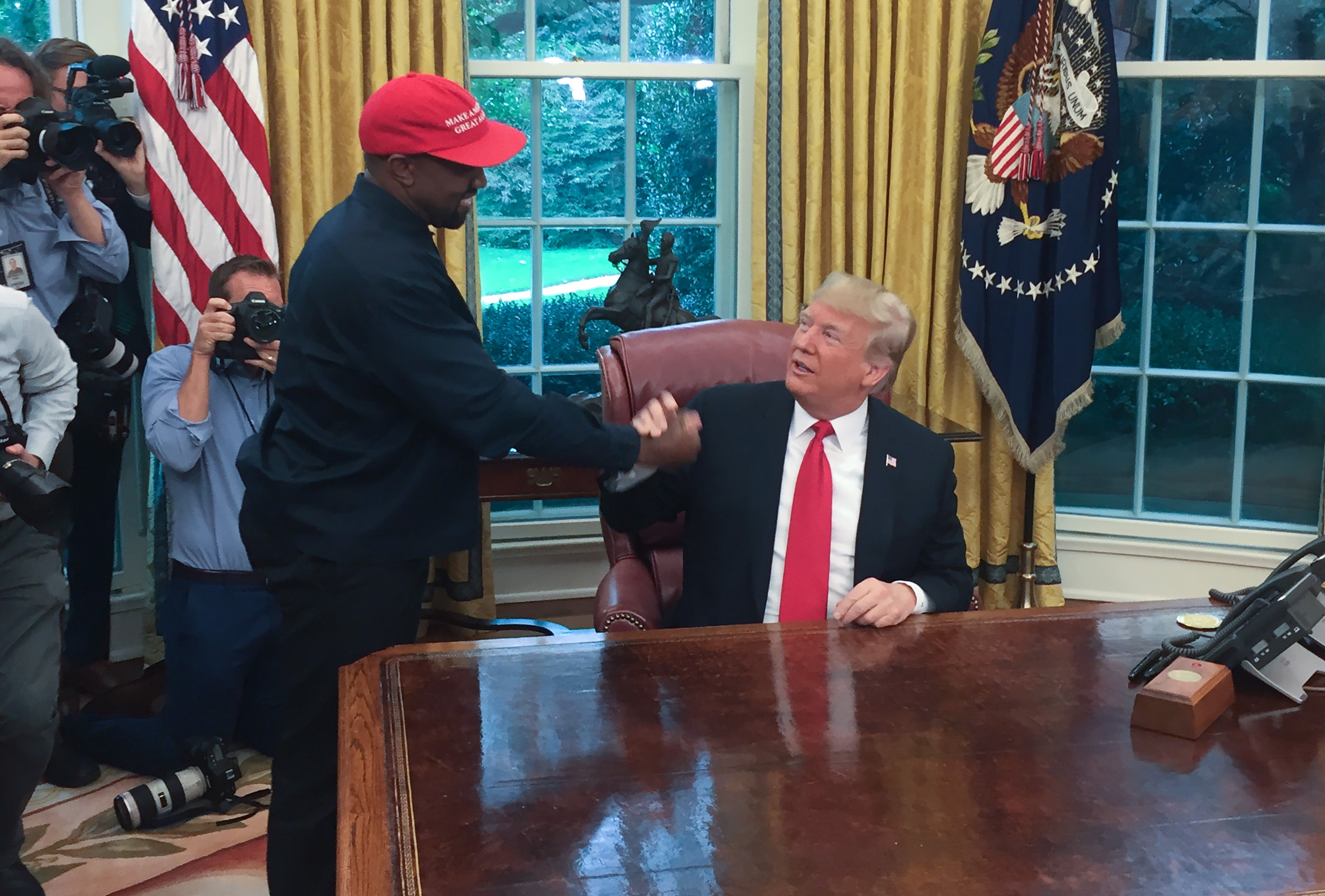 Kanye West, prikazan u Ovalnom uredu 2018. godine, godinama je lobirao predsjednika Donalda Trumpa kako bi se pomilovao Larry Hoover, zloglasni vođa bande. Predsjednik je prošao Hooverovu kaznu i bit će prebačen iz zatvora u Supermaxu u Koloradu u državni zatvor u Illinoisu.
