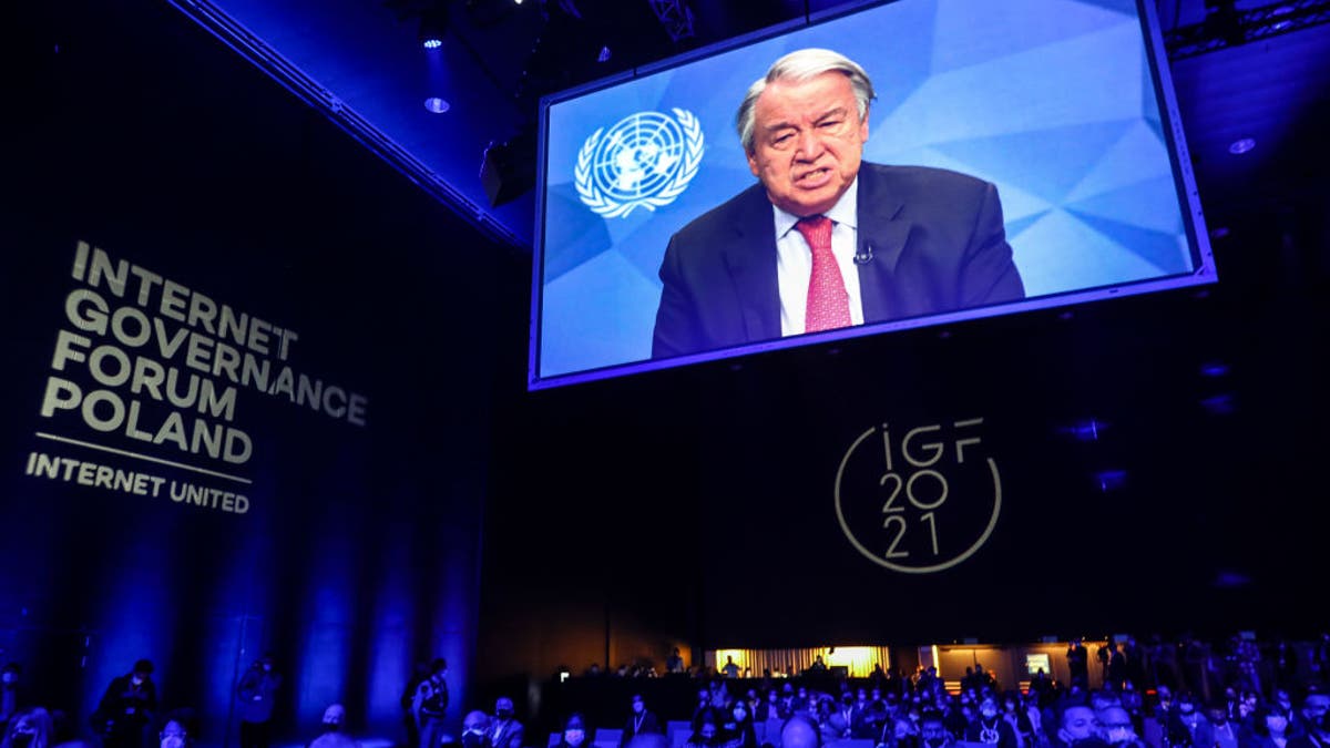 Generalni tajnik Ujedinjenih naroda António Guterres prikazan je na ekranu dok je govorio na ceremoniji otvaranja UN -ovog foruma za upravljanje Internetom - IGF 2021 u Međunarodnom kongresnom centru u Katowici, Poljska, 7. prosinca 2021.