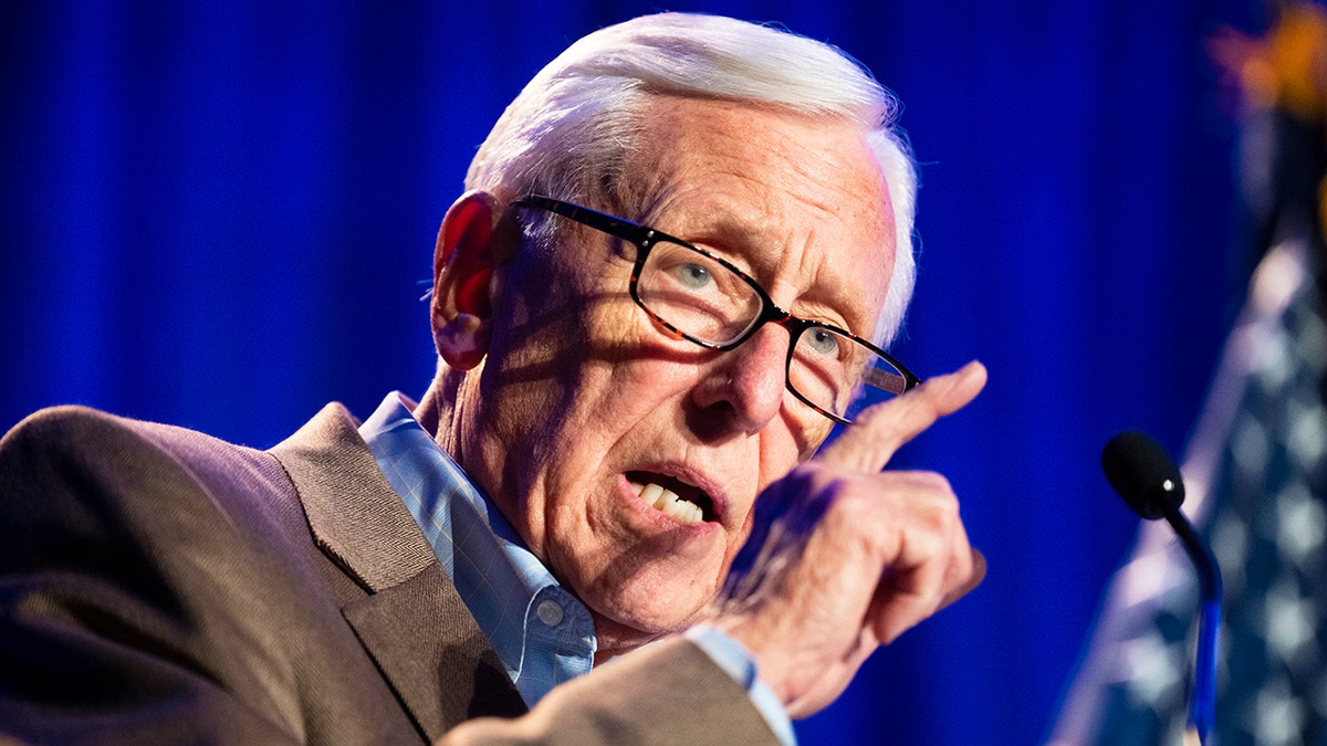 Sjedinjene Države-10. ožujka: Vođa većine kuće Steny Hoyer, D-Md., Uvodi Alejandro Mayorkas, sekretar Ministarstva domovine, Michael McFaul, bivši američki veleposlanik u Rusiji, i moderator u četvrtak, Sara Jacobs, D-Calif, prije rasprave, u kojem je bila u kamencu, u kancelariji, u Ukrasovskom kancelariji, u kancelariji, u kojem je bila rasprava o ruskom ulaganju, u kamenci, u kojem je bila na ruskoj invazije, u kamenci, u kamencu, u kojem je bila demokratska invazija, u kamencu, u kojem je bila demokratska invazija. 10, 2022. (Tom Williams/CQ-Roll Call, Inc putem Getty Images)