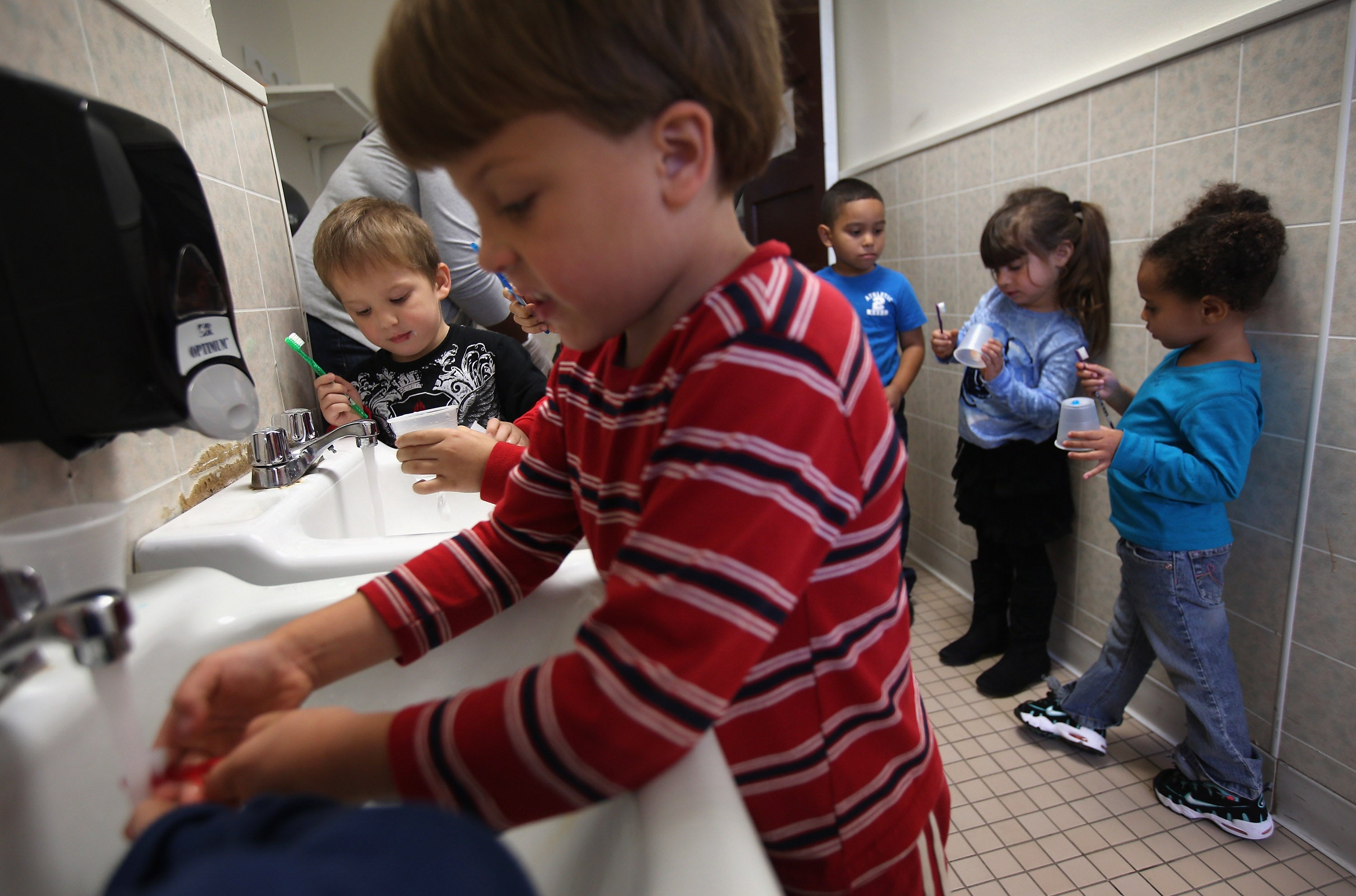 Preporučena količina paste za zube za malu djecu otprilike je veličine graška. Ipak, djeca koja gutaju cijelu cijev ne bi imala dugoročne utjecaje, prema stomatologu Mary Swift
