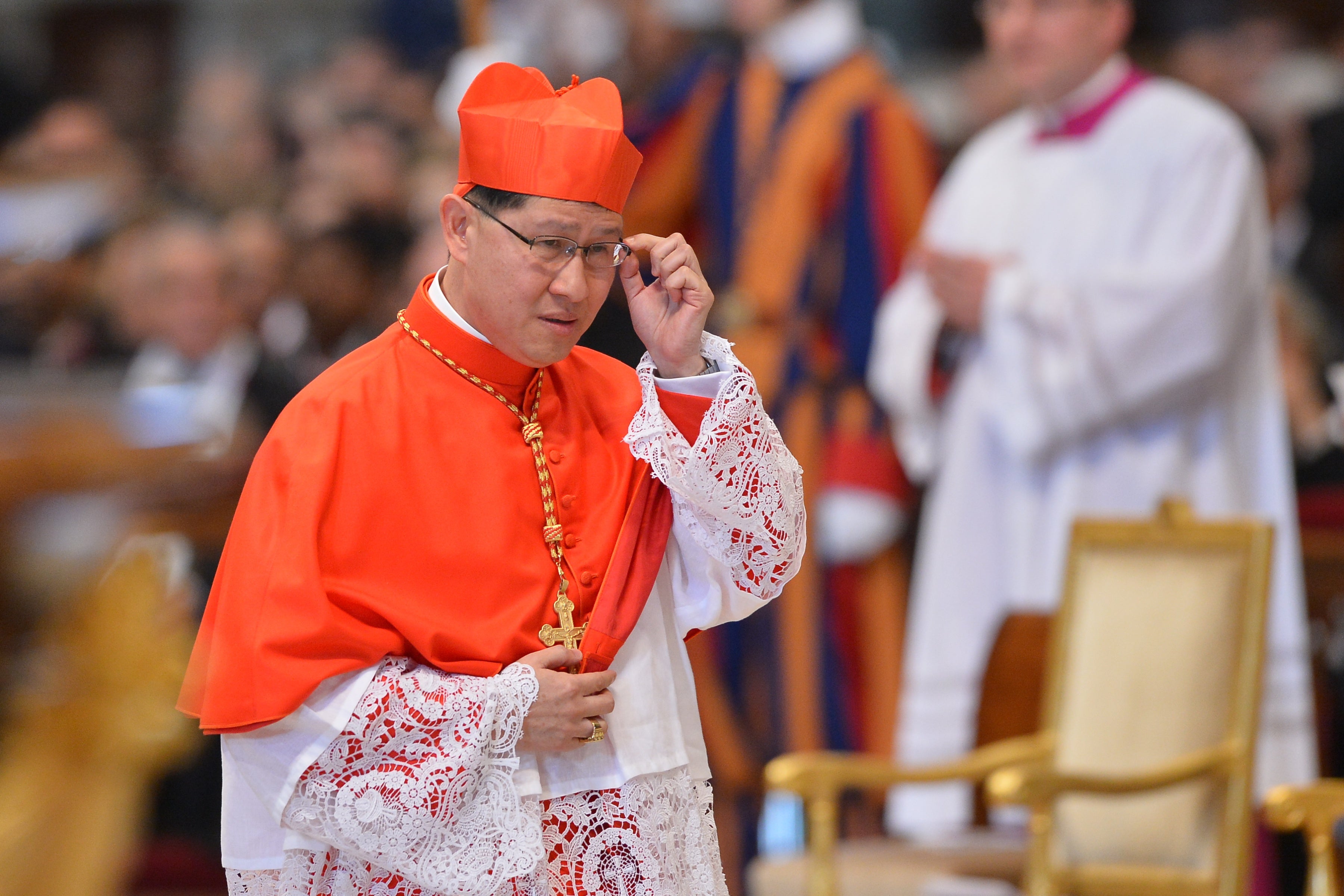 Tagle nosi svoj šešir Biretta, nakon što ga je papa Benedikt XVI. Imenovao kardinalom tijekom ceremonije 24. studenoga 2012., u bazilici svetog Petra u Vatikanu