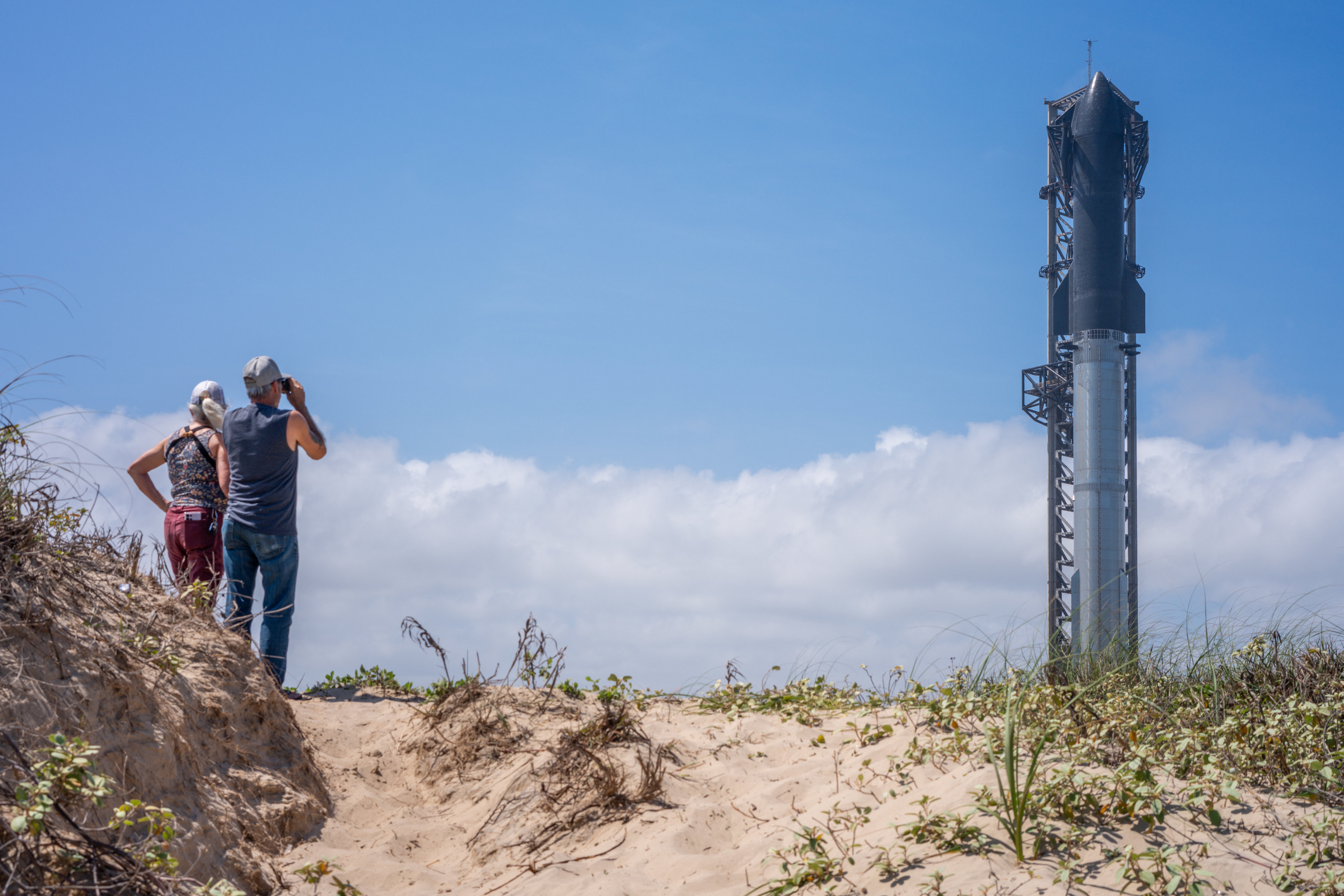 Neki kritičari navode brige o okolišu ako SpaceX preuzme kontrolu nad javnom plažom u blizini