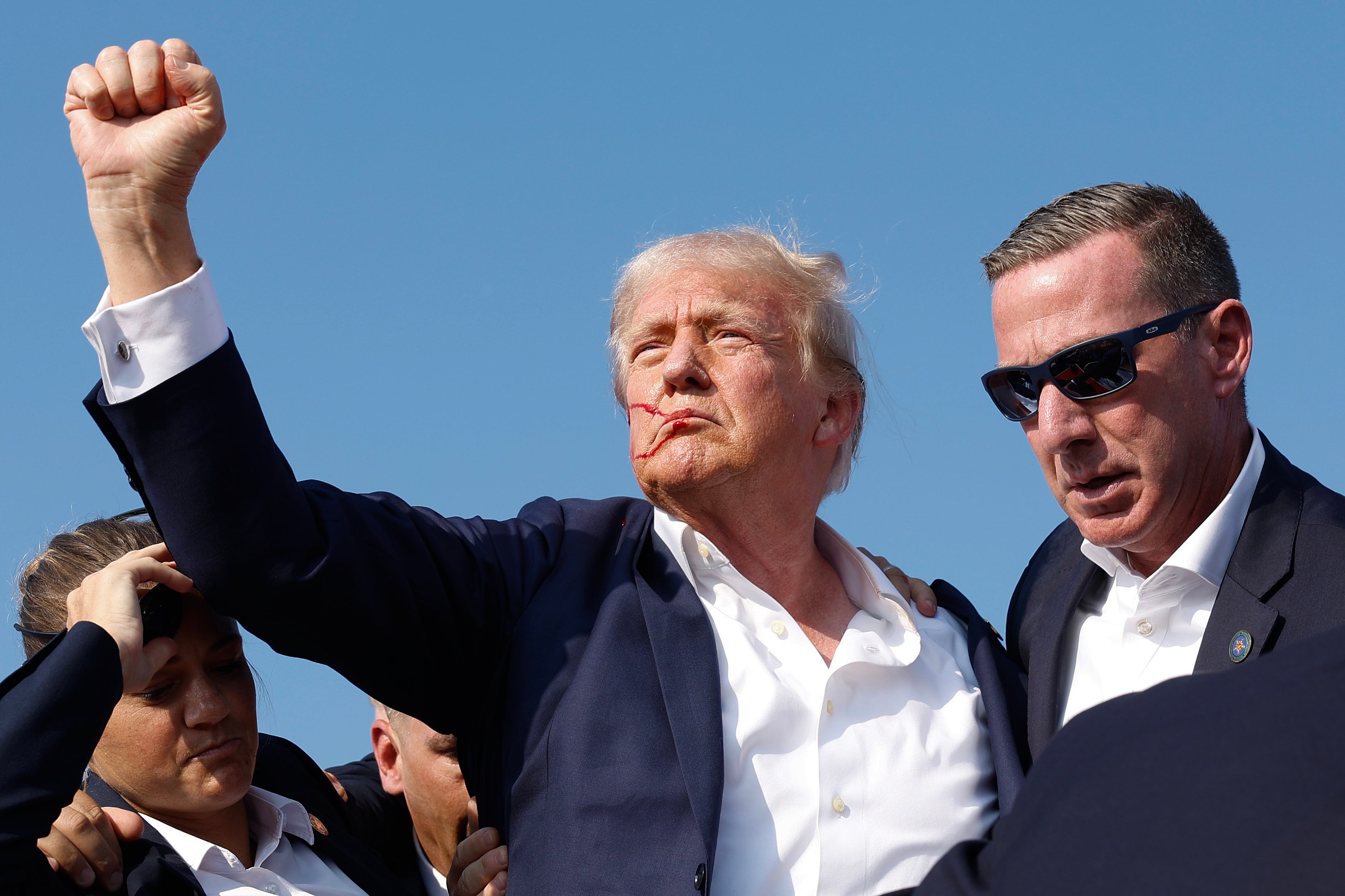 Donald Trump podiže šaku nakon što je 13. srpnja prošle godine ustrijeljen na skupu kampanje u Butleru, Pennsylvania. Pomoćnici su smatrali da je tada prepušteni republikanski predsjednički kandidat upucan 'četiri ili pet puta' jer je bilo toliko krvi, navodi se u novoj knjizi