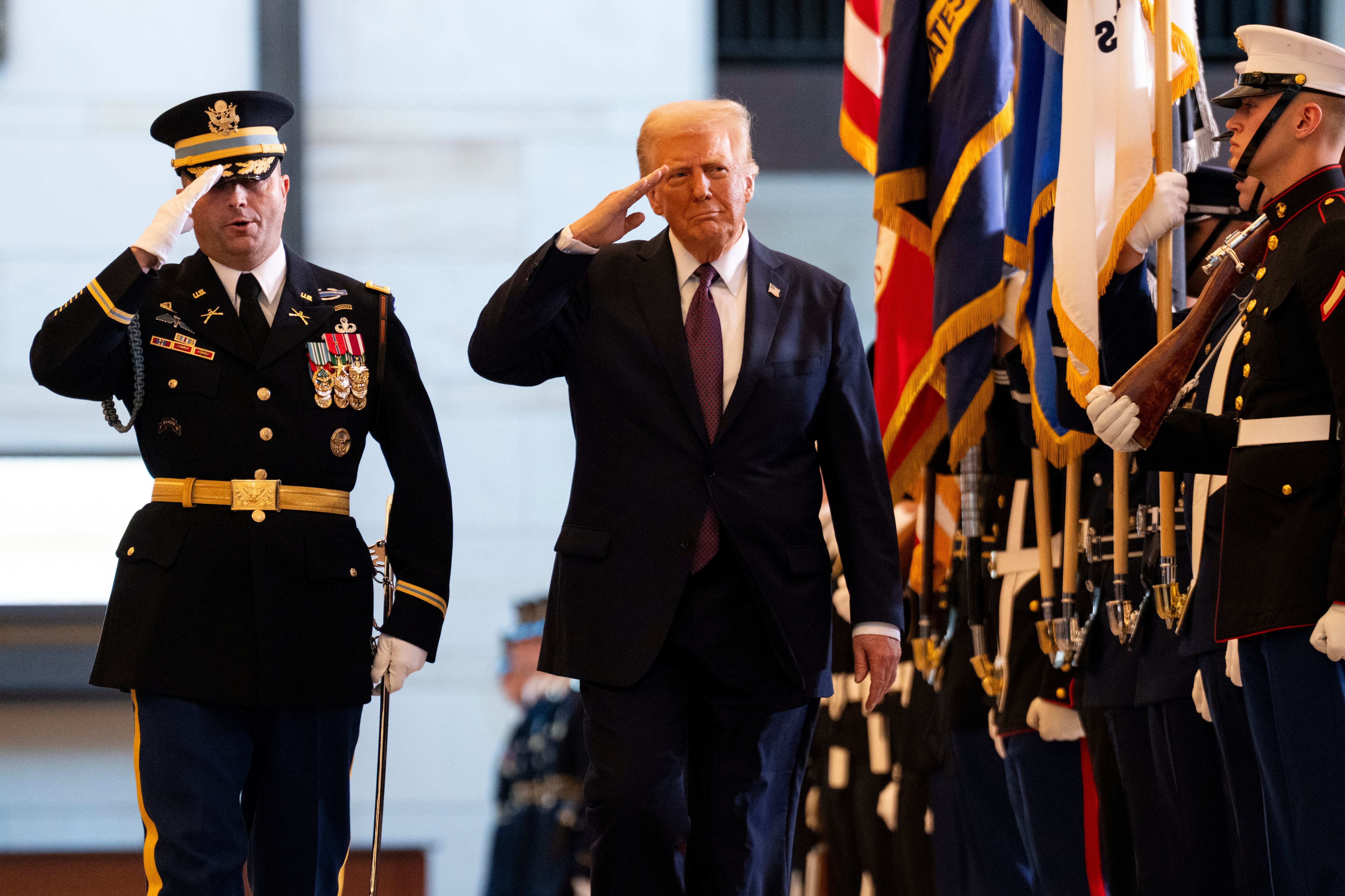 Predsjednik Donald Trump pregledava trupe tijekom njegove ceremonije inauguracije na američkom Kapitolu 20. siječnja 2025. u Washingtonu, DC.