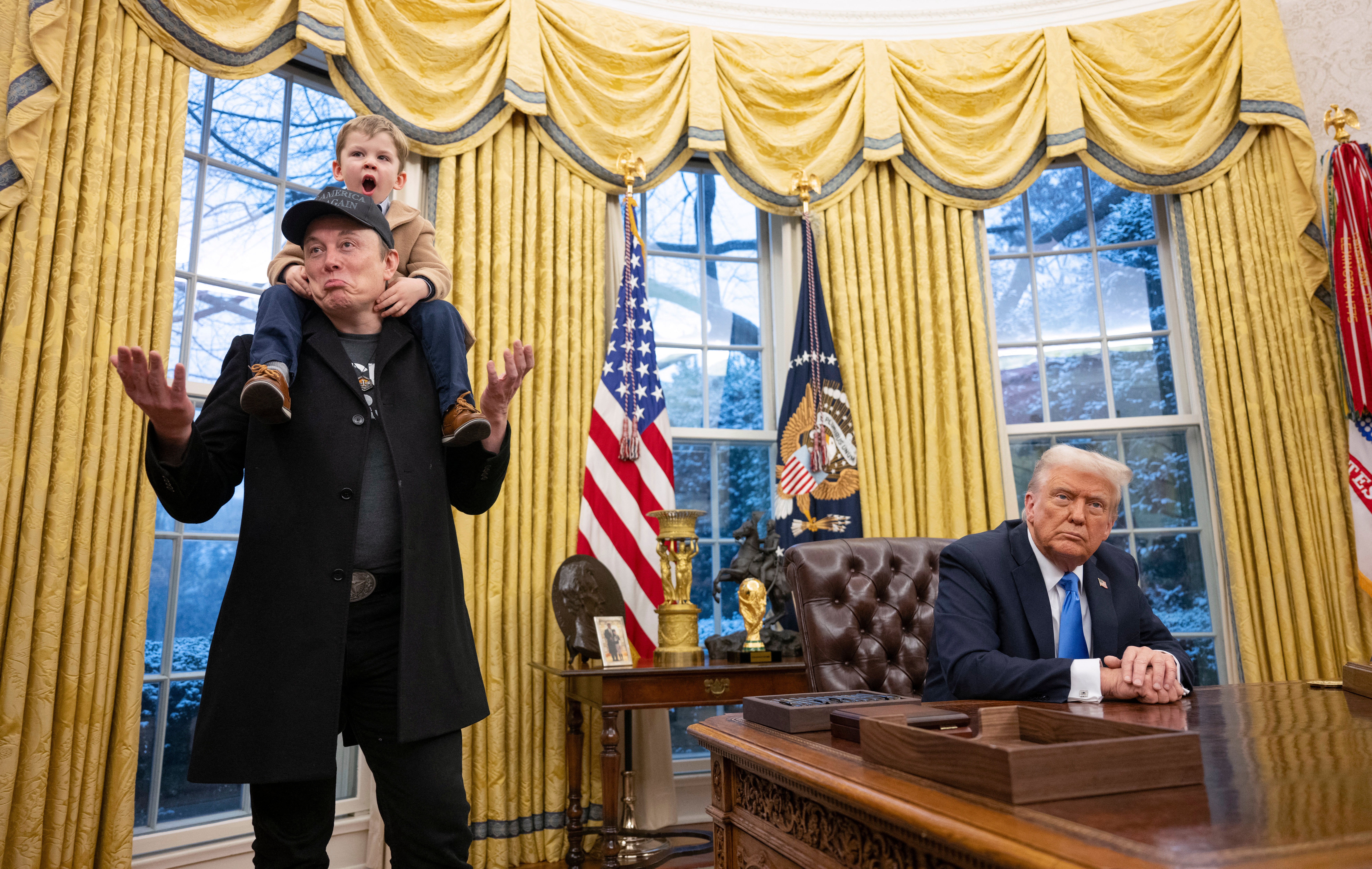 Elon Musk i njegov sin pridružuju se Donaldu Trumpu dok potpisuje izvršne naredbe u Ovalnom uredu