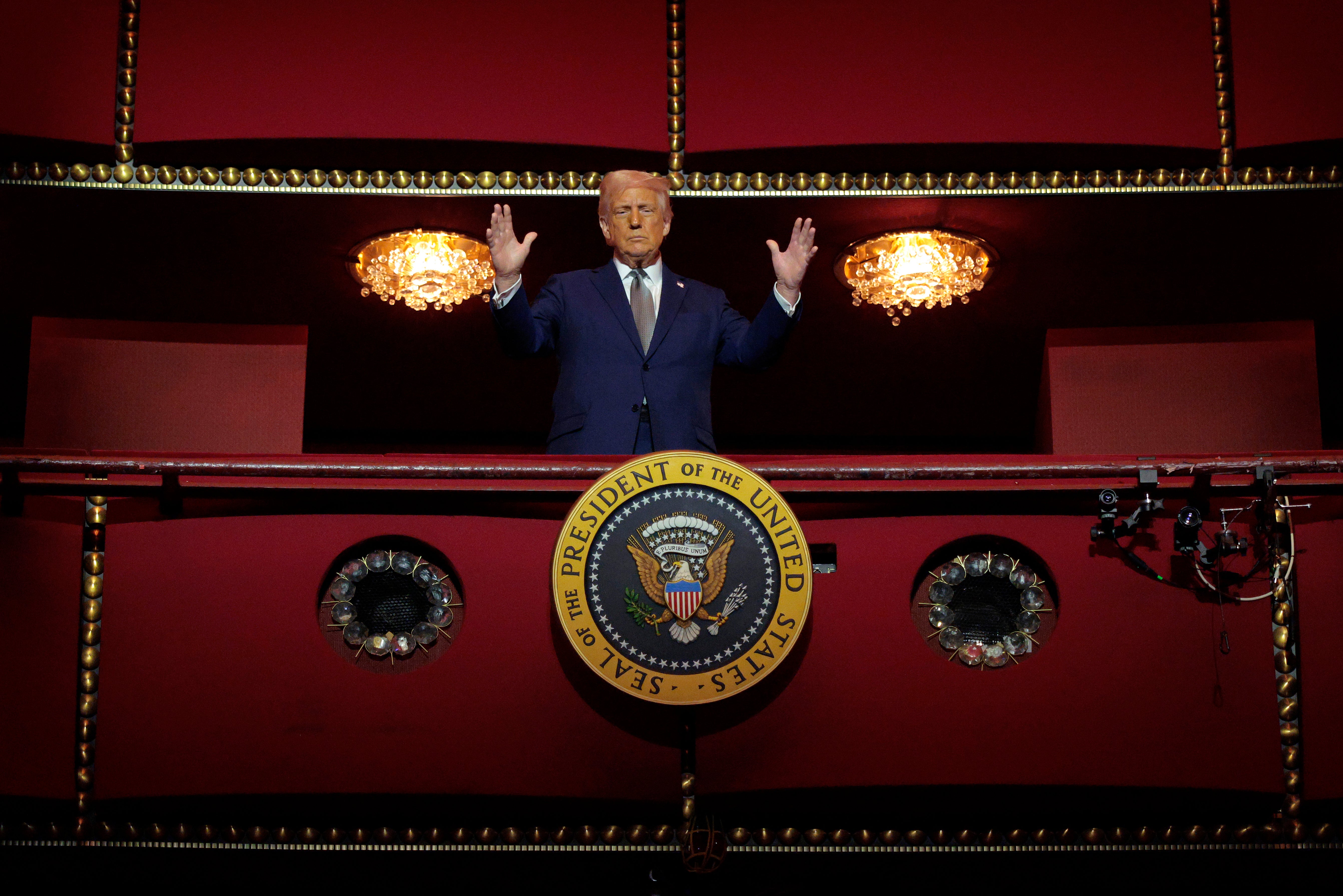 Predsjednik Donald Trump trebao bi prisustvovati prikupljanju sredstava velikih dolara i izvedbi hit mjuzikla 11. lipnja, ali najmanje 10 do 12 članova glumaca planira bojkot, navodi CNN.