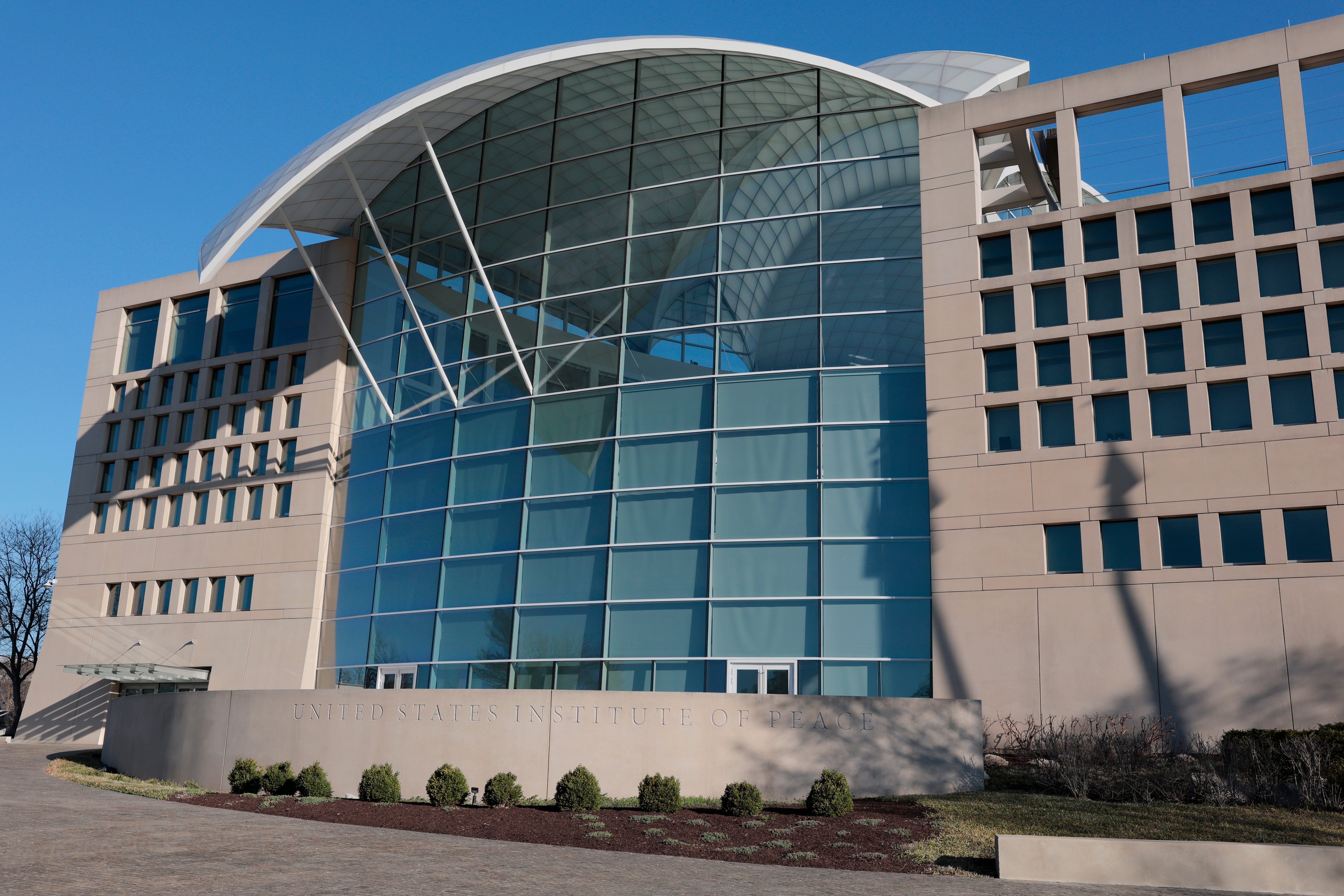 Zaposlenici Dogea dobili su pristup Institutu za mir uz pomoć službenika za provedbu zakona nakon što je Trump naredio demontažu Kongresno financirane neovisne neprofitne agencije