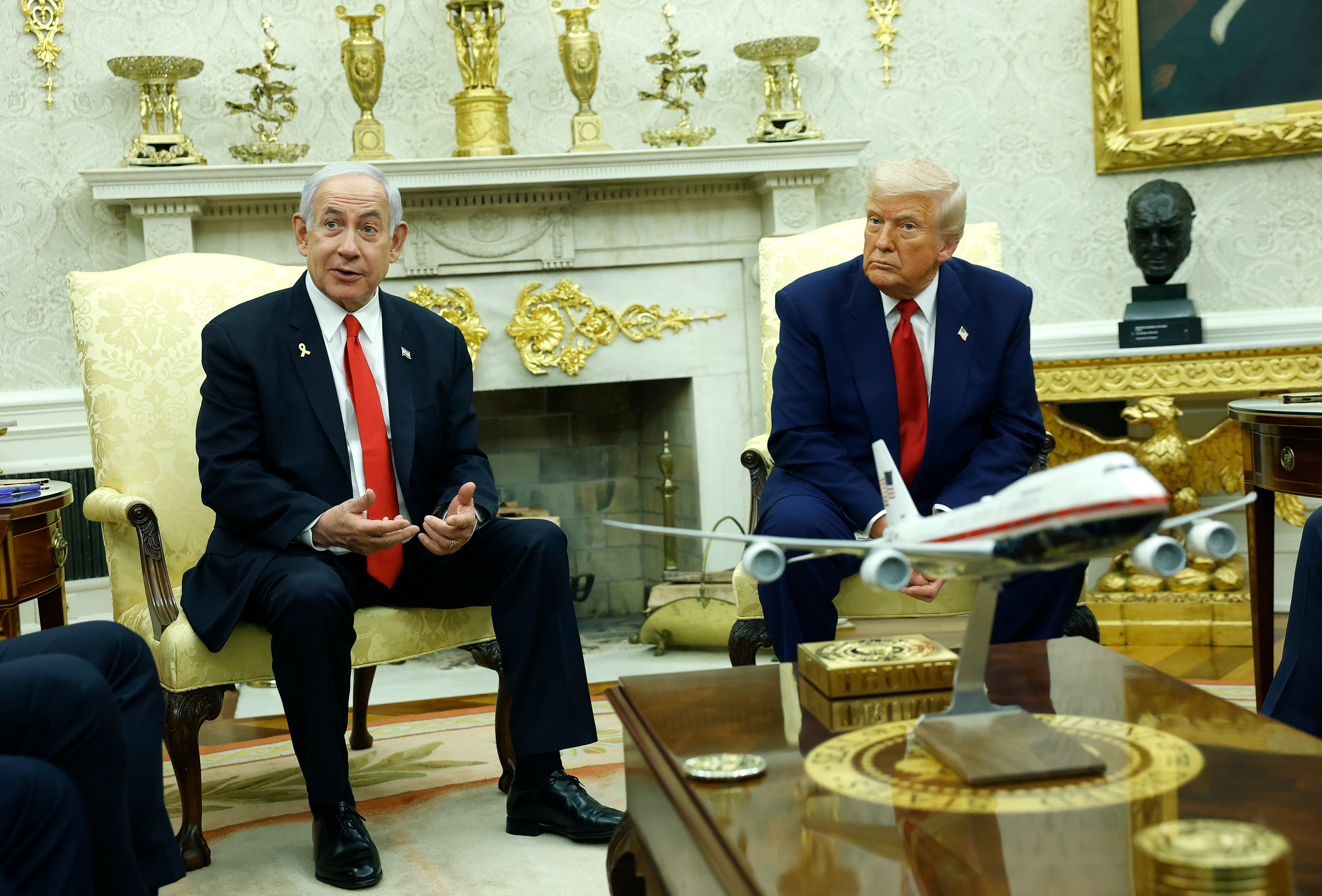 Predsjednik Donald Trump sjedi u Ovalnom uredu iza modela nove verzije Air Force One -a po narudžbi od Boeinga koji se najranije neće isporučiti do 2027. godine