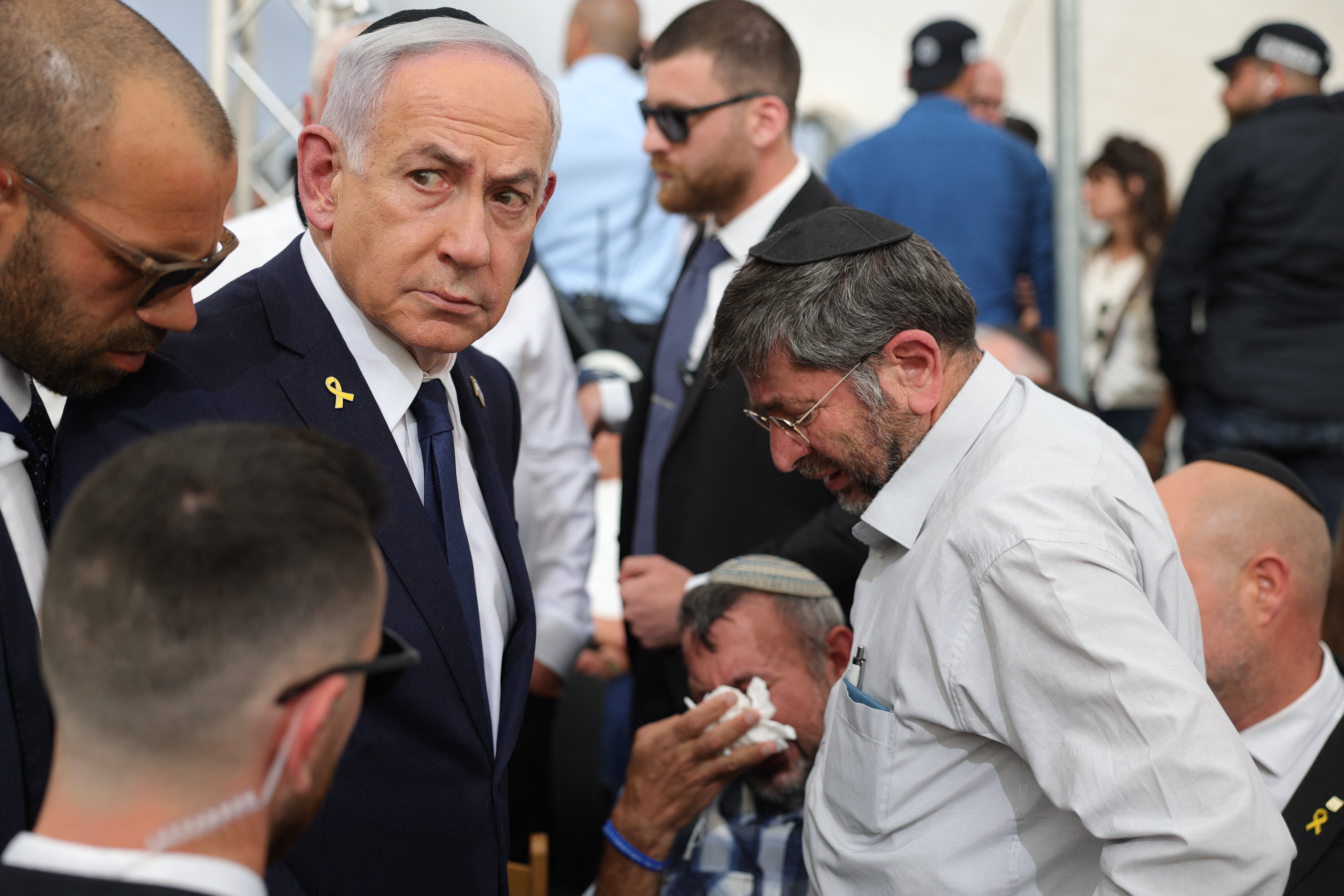 Izraelski premijer Benjamin Netanyahu (CL) Tijekom godišnje ceremonije uoči Izraelskog dana sjećanja za pale vojnike