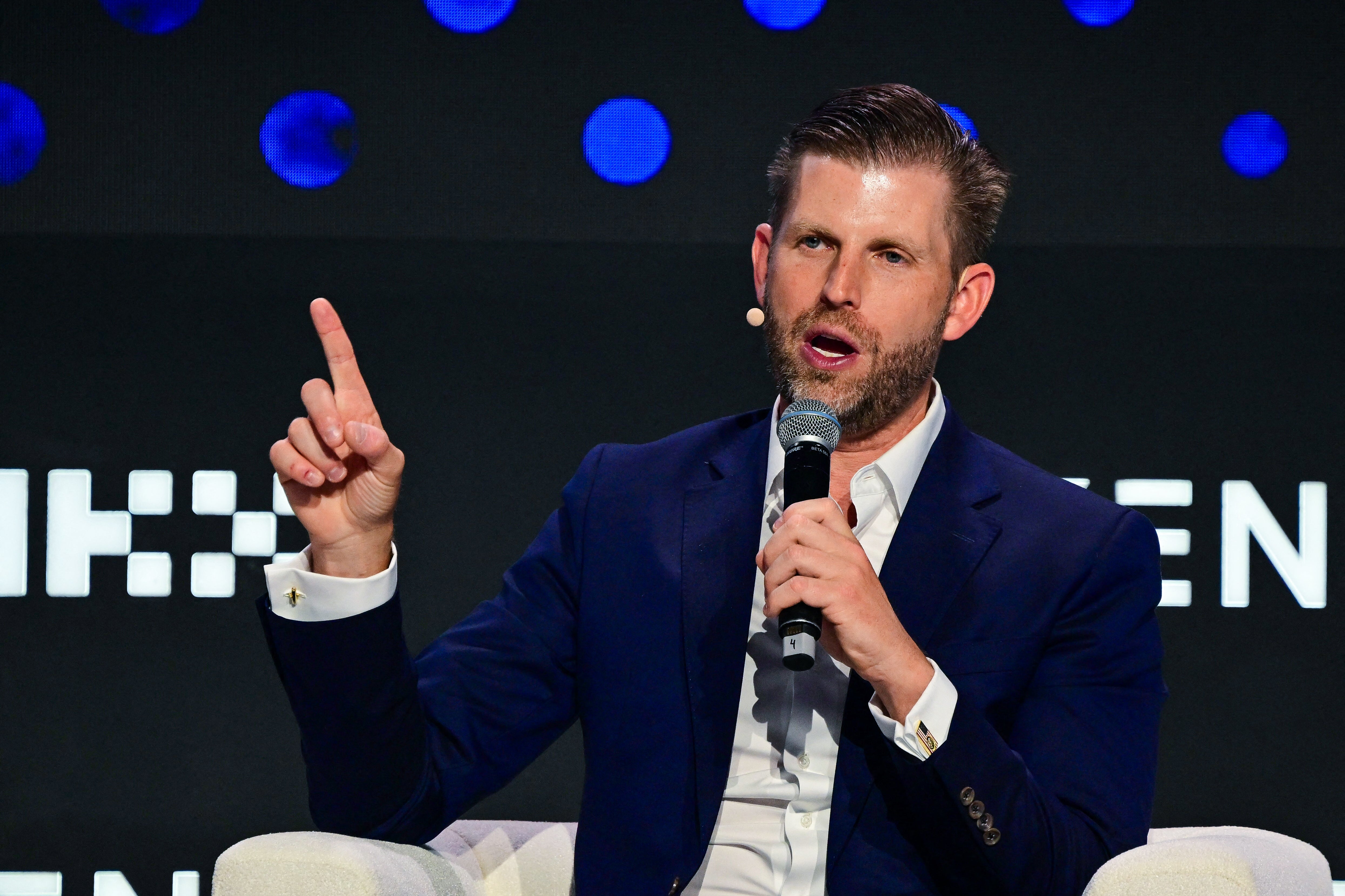 Izvršni potpredsjednik Trumpove organizacije Eric Trump sudjeluje u sjednici tijekom kripto konferencije Token 2049 u Dubaiju 1. svibnja