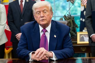 Američki predsjednik Donald Trump govori dok potpisuje zakonodavstvo koje se odnosi na energetske politike potrošača kućanstava u Ovalnom uredu Bijele kuće