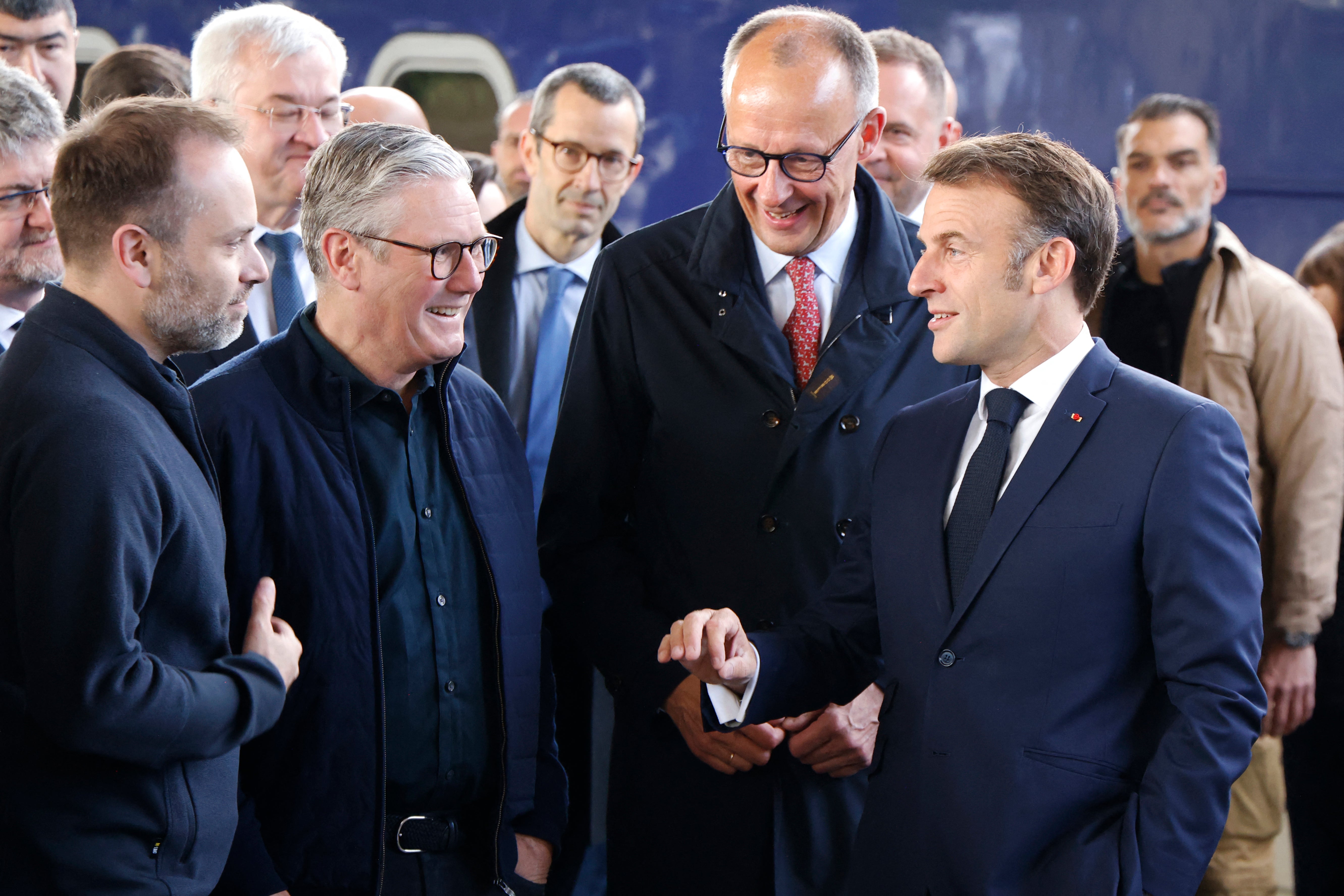 Francuski predsjednik Emmanuel Macron (R), britanski premijer Keir Starmer (L) i njemački kancelar Friedrich Merz (C) stigli su na željezničku stanicu Kiyiv 10. svibnja 2025. godine, uoči okupljanja europskih čelnika u Ukrajinskoj prijestolnici. Vođe Britanije, Francuske, Njemačke i Poljske obavljaju neviđeni zajednički posjet Kijevu 10. svibnja 2025. godine za razgovore s Ukrajinskim predsjednikom Volodymyrom i da nagovaraju Rusiju da se složi od primirja vatre