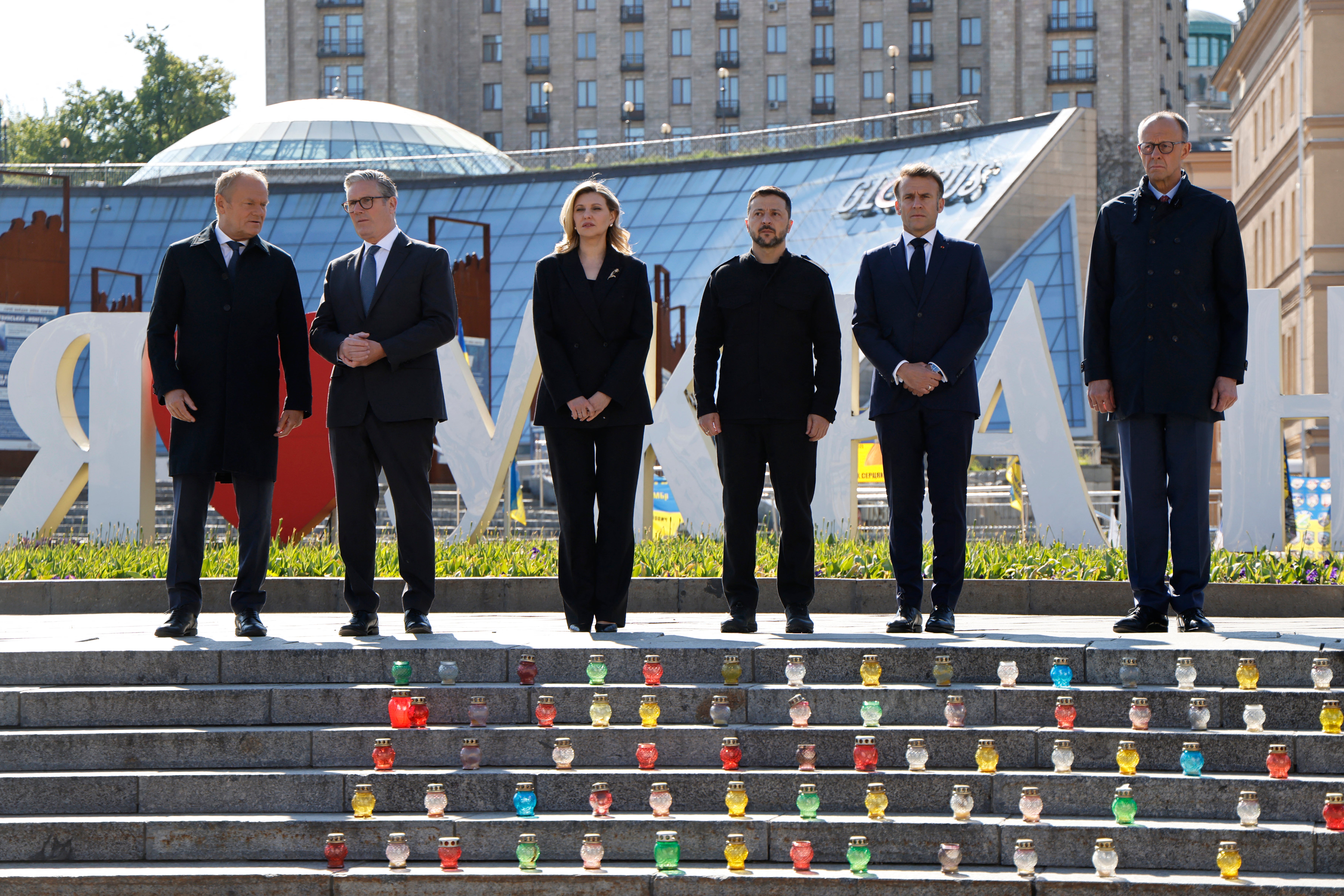 (Od l) Poljski premijer Donald Tusk, britanski premijer Keir Starmer, Olena Zelenska, predsjednik Ukrajine Volodymyr Zelensky, predsjednik Francuske Emmanuel Macron i njemačka kancelar Friedrich Merz predstavljaju sliku na Trgu neovisnosti
