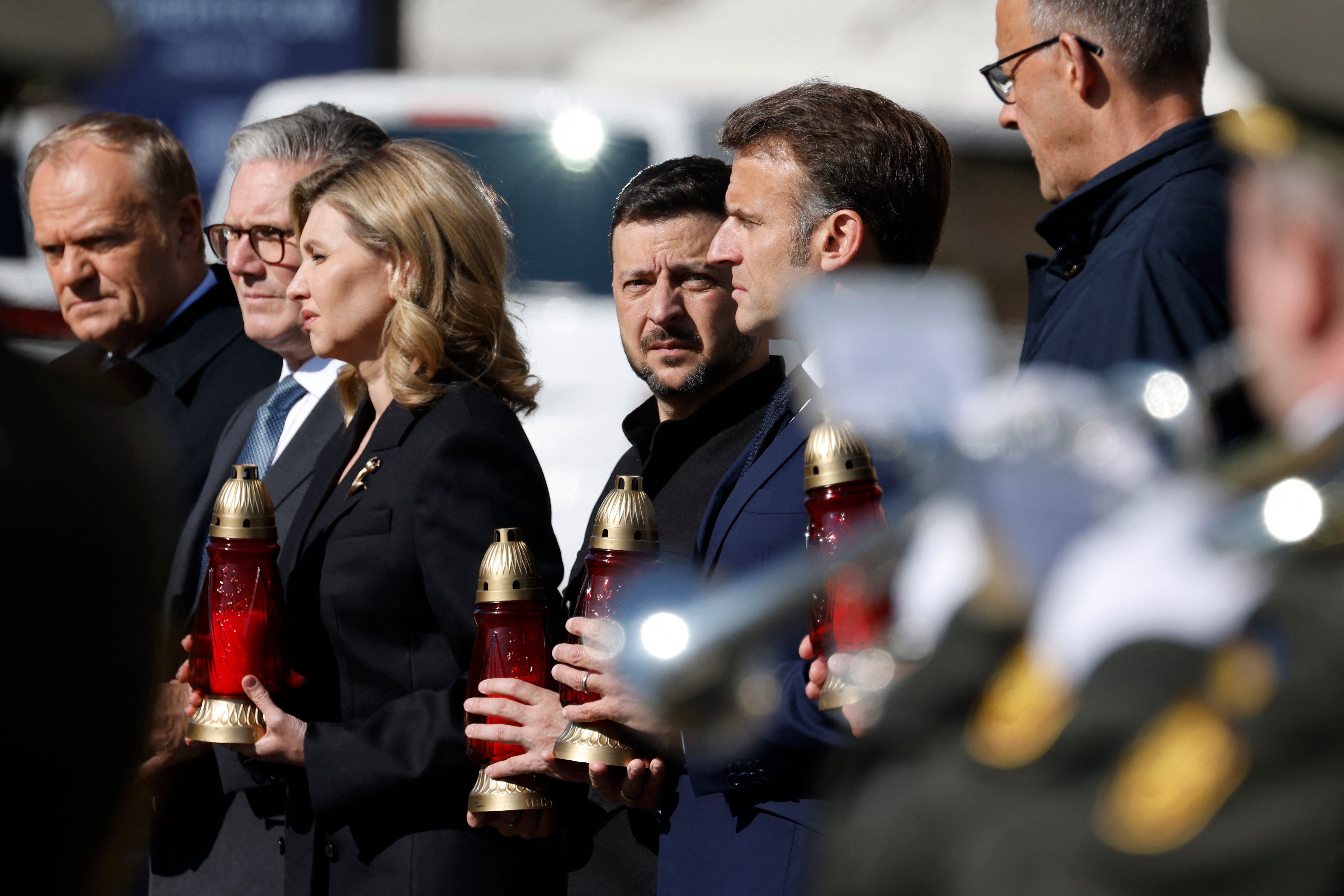 (Iz l) Poljski premijer Donald Tusk, britanski premijer Keir Starmer, Olena Zelenska, ukrajinska predsjednika Volodymyr -a Zelenskog, francuskog predsjednika Emmanuela Macrona i njemačke kancelare Friedrich Merz isplatila je svoje poštu