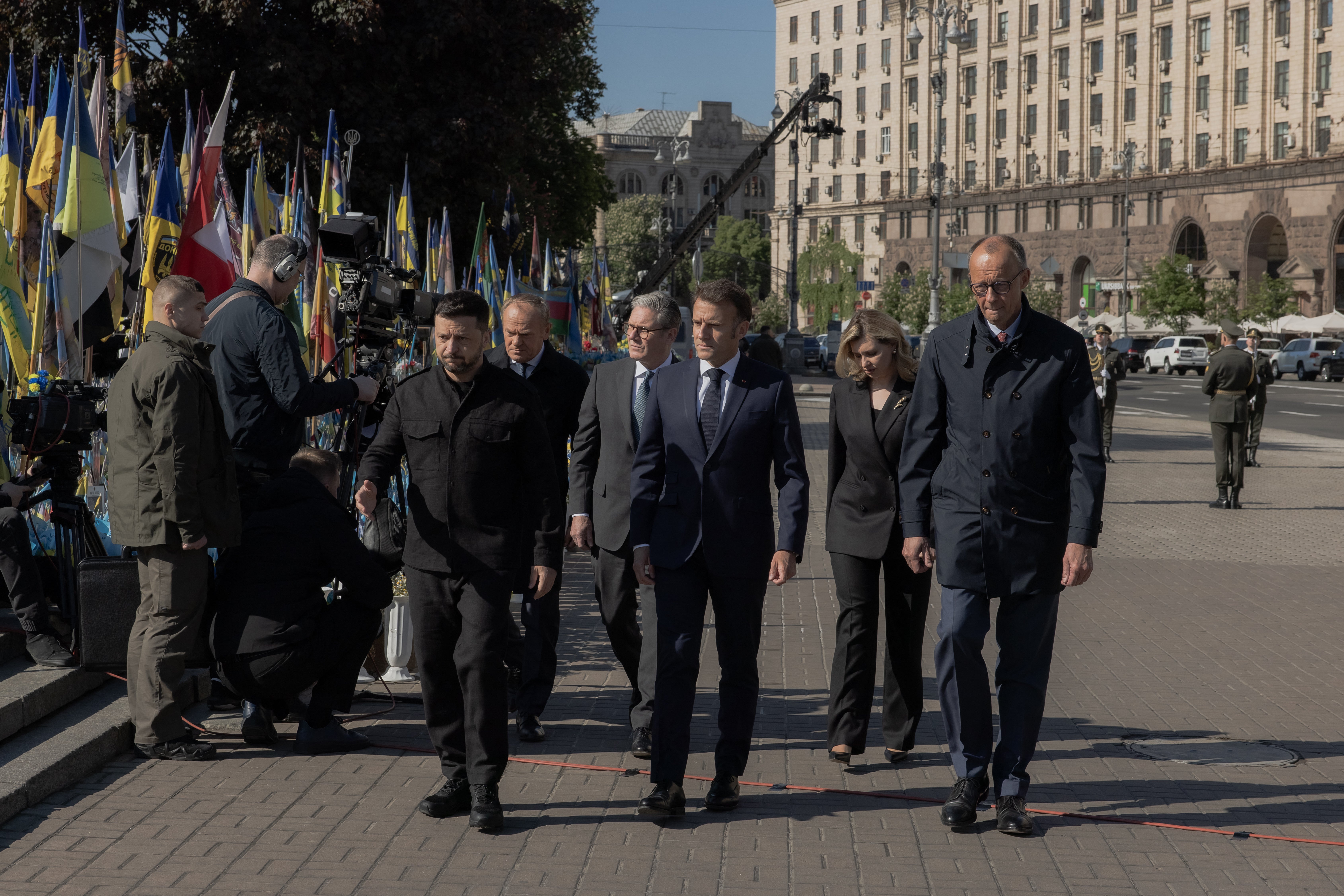 (Od l) Ukrajinski predsjednik Volodimyr Zelensky, poljski premijer Donald Tusk, britanski premijer Keir Starmer, francuski predsjednik Emmanuel Macron, Olena Zelenska i njemačka kancelarka Friedrich Merz
