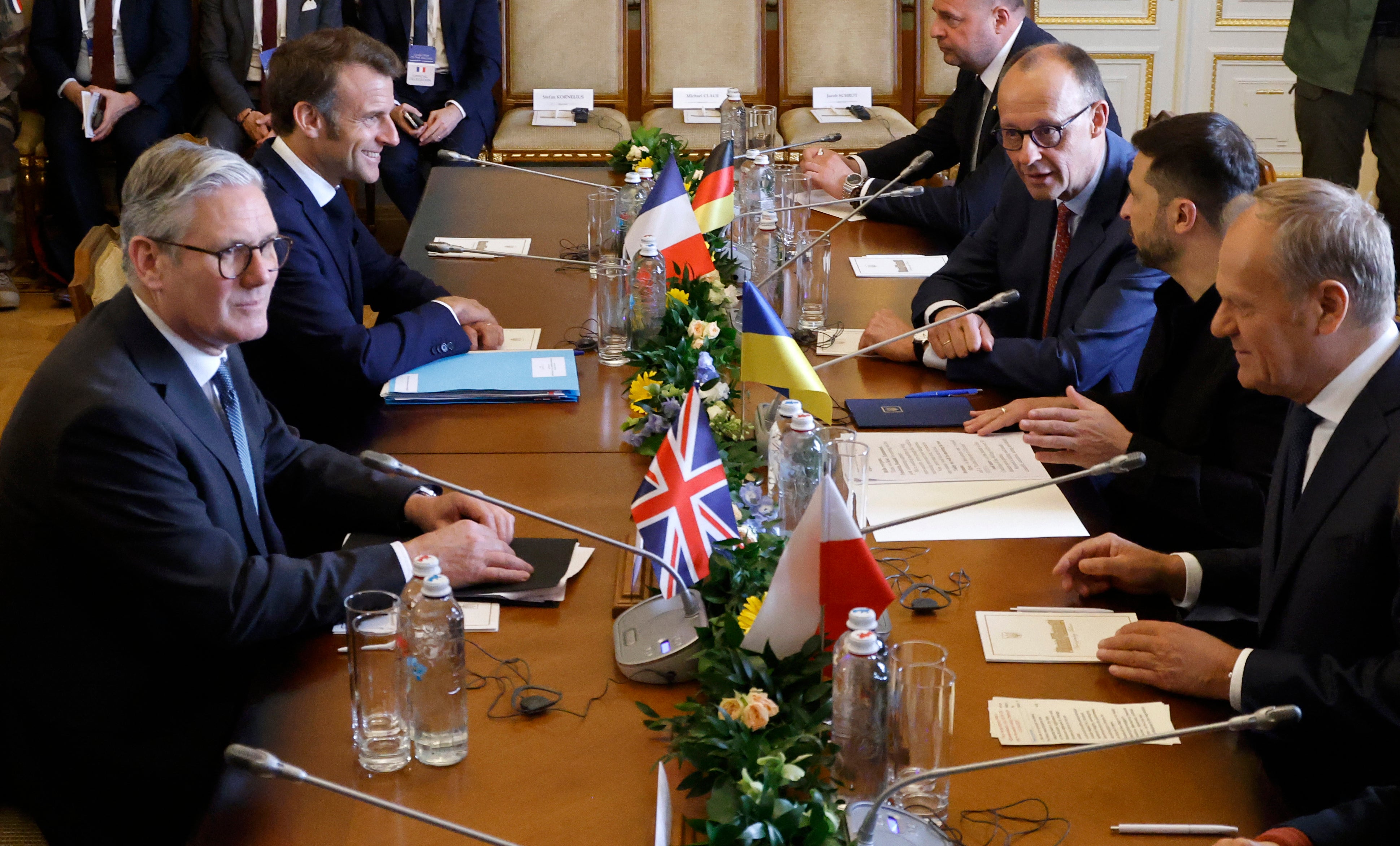 Predsjednik ukrajinskog predsjednika Volodimira Zelenskog (2. R) pozdravlja britanski premijer Keir Starmer (L), francuski predsjednik Emmanuel Macroron (2. L), poljski premijer Donald Tusk (R) i njemački kancelar Frierich Merz (3rd R) za sastankom na Marinsu, na sastanku, za sastanka, na sastanku, na kabinu 10, 2025