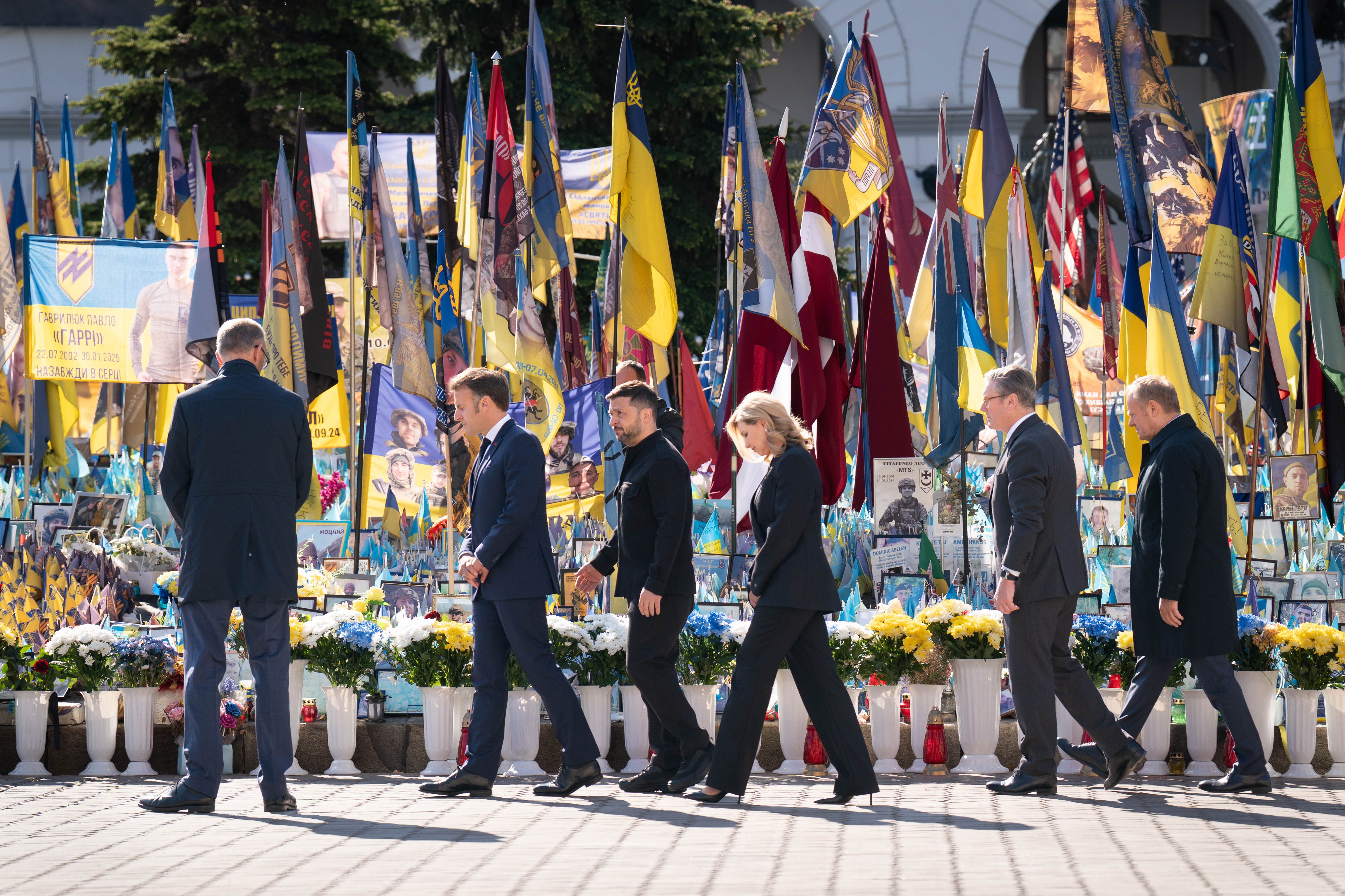 Europski čelnici pridružili su se gospodinu Zelenskyju i prvoj dami Olena Zelenska kako bi smjestili svijeće na improvizirani spomen ubijenim ukrajinskim vojnicima na gradskim trgu neovisnosti