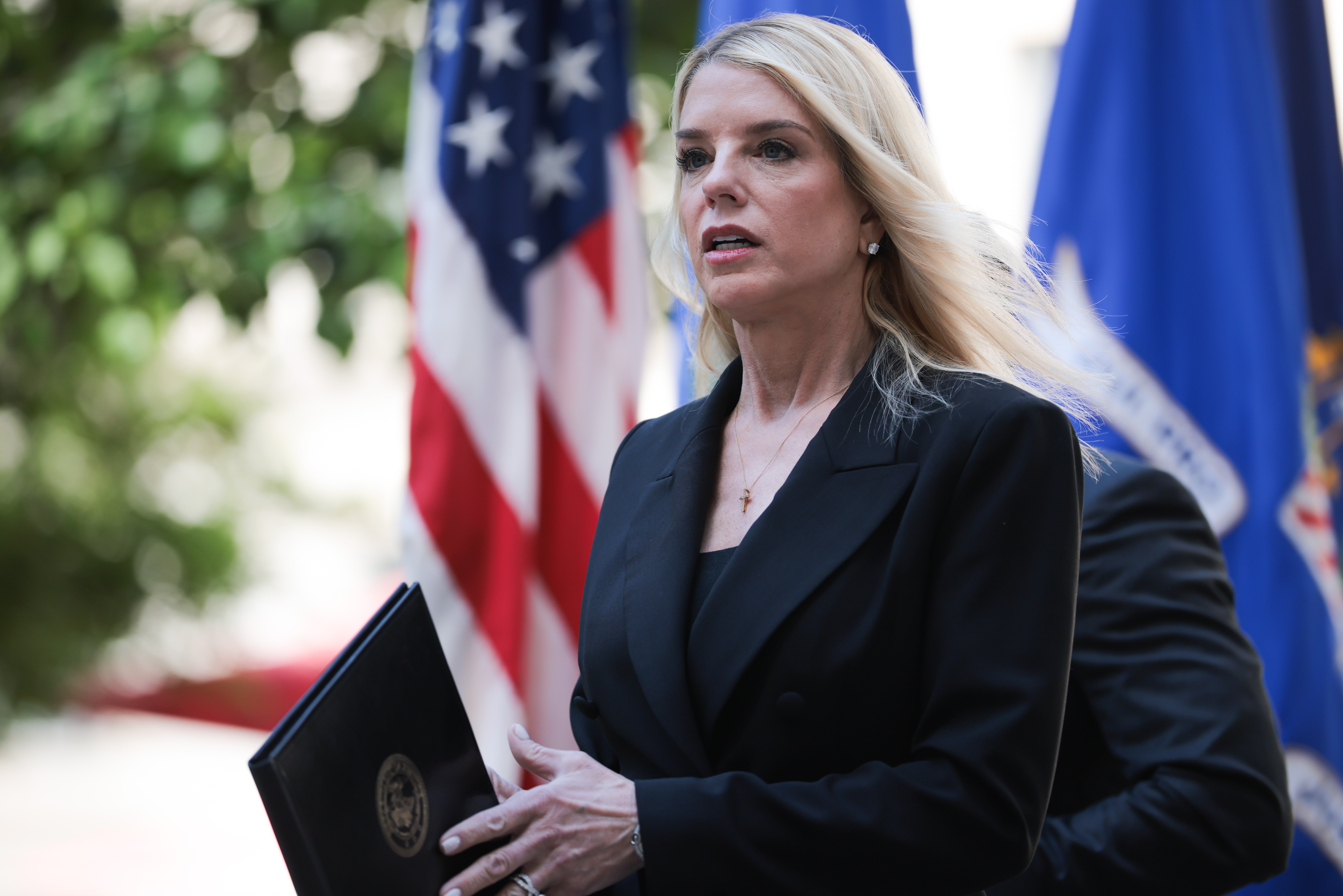 Američki državni odvjetnik Pam Bondi izlazi na konferenciju za novinare kako bi objavio rezultate Operacije Obnova pravde