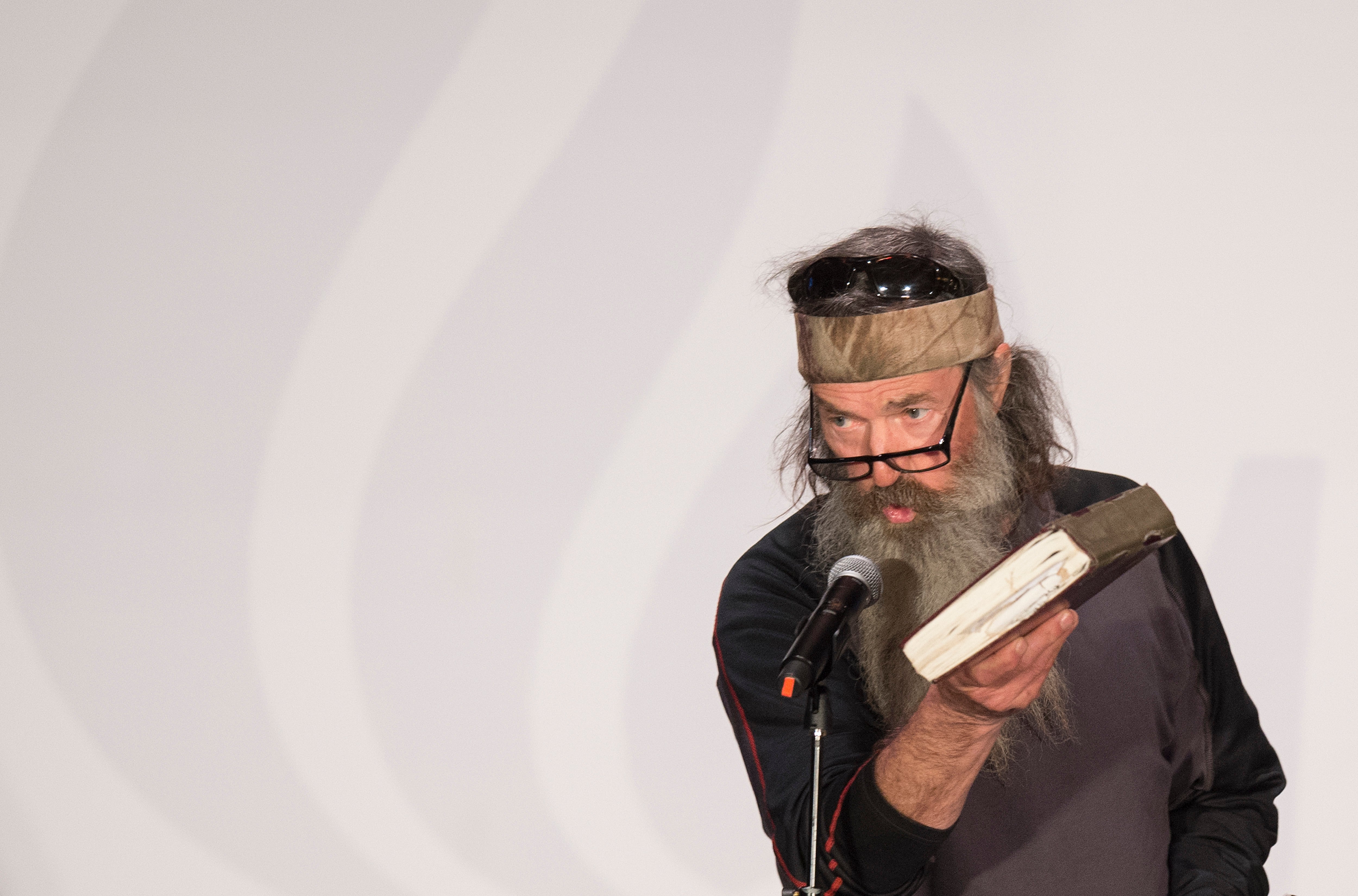 Robertson drži Bibliju tijekom kampanje za Teda Cruza 2016. godine.