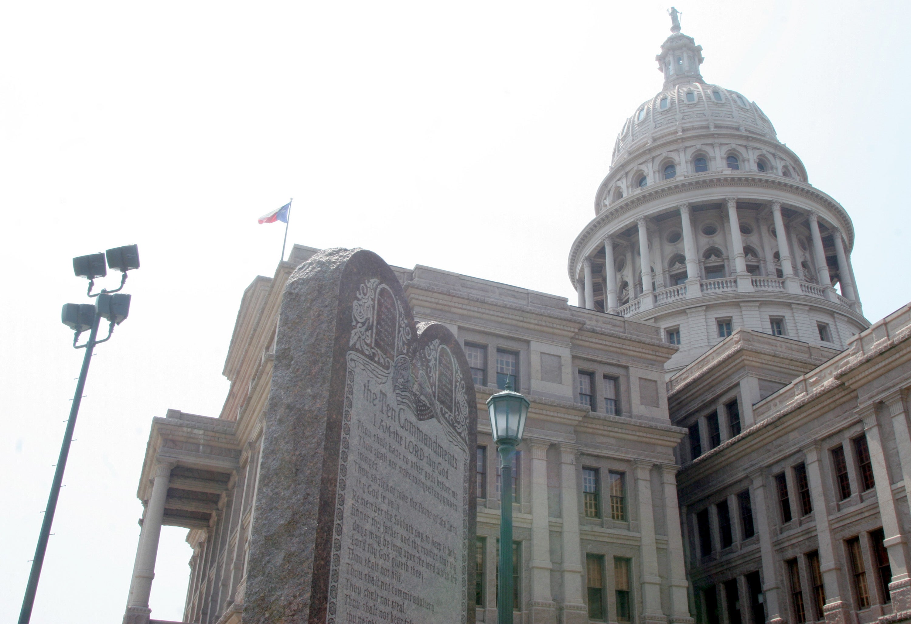 Spomenik Deset zapovijedi stoji izvan kapitola države Texas u Austinu u Teksasu