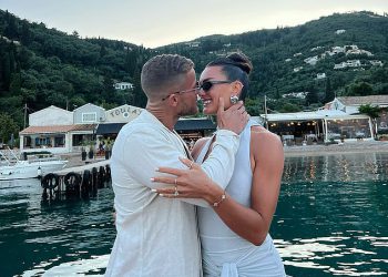 Gladiators Star Comet se zaručuje za svog poduzetničkog partnera tijekom romantičnog prijedloga Krfa