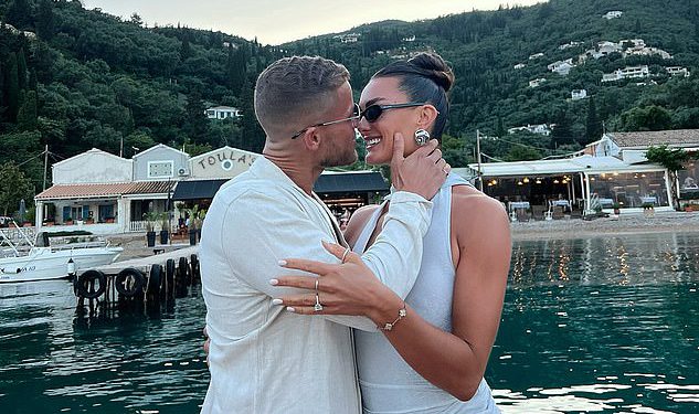 Gladiators Star Comet se zaručuje za svog poduzetničkog partnera tijekom romantičnog prijedloga Krfa