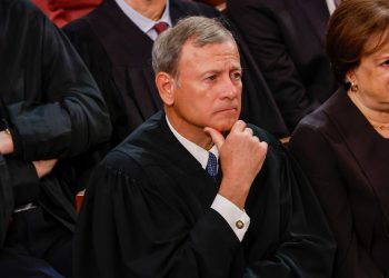Glavni sudac Vrhovnog suda Roberts postavlja zakon o pravosuđu u zakrivljenom prelasku Trumpa
