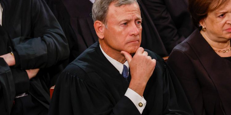 Glavni sudac Vrhovnog suda Roberts postavlja zakon o pravosuđu u zakrivljenom prelasku Trumpa