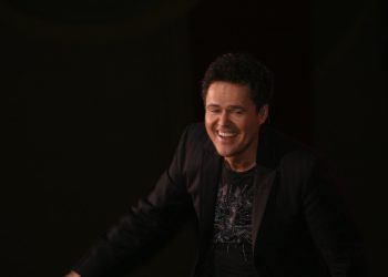 Glazbena legenda pred tisućama žena progovorio: ‘Ja sam sin Božji, a ovo je poruka vama’