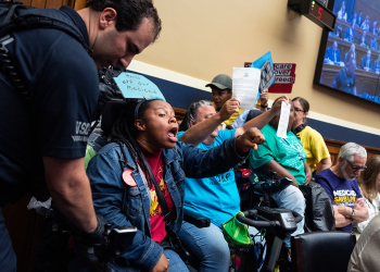 Gledajte: Cory Booker navija na prosvjednicima koji su prekinuli saslušanje o proračunu kuće