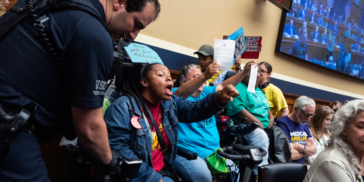 Gledajte: Cory Booker navija na prosvjednicima koji su prekinuli saslušanje o proračunu kuće