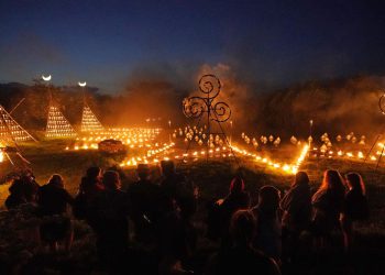 Gledatelji se okupljaju za drevnu keltsku povorku vatre koja pozdravlja ljeto