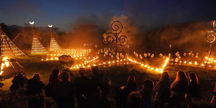 Gledatelji se okupljaju za drevnu keltsku povorku vatre koja pozdravlja ljeto