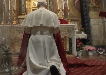 Gospa ga je izabrala? Novi papa kleči pred Marijom i poziva svijet: ‘Molite!’