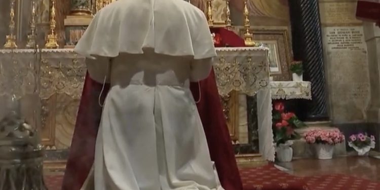 Gospa ga je izabrala? Novi papa kleči pred Marijom i poziva svijet: ‘Molite!’