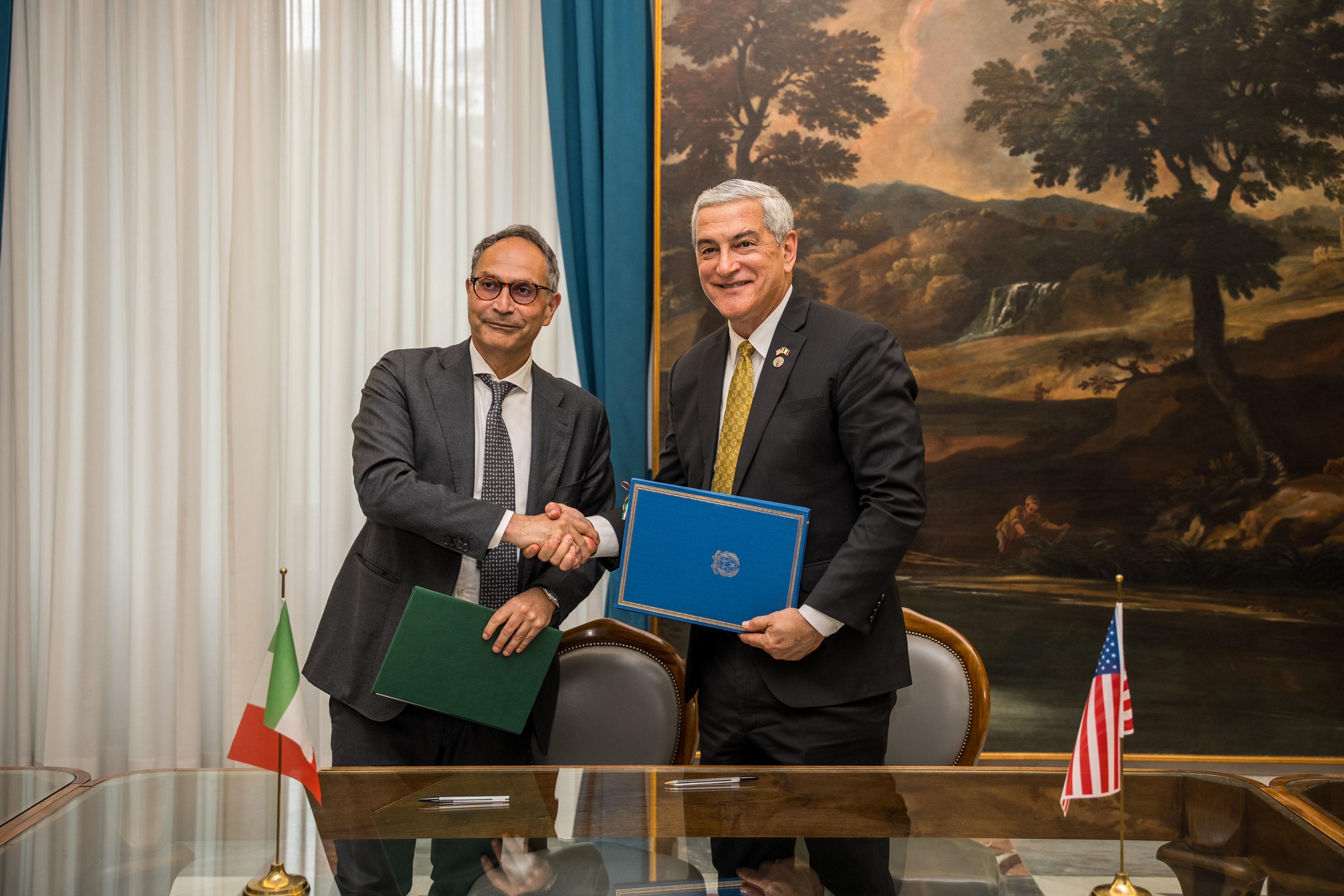 Memorandum o razumijevanju potpisali su u Rimu u utorak Luigi La Rocca (lijevo), šef Italijanskog odjela za zaštitu Heritage, i Kelly McKeague (desno), direktorica DPAA