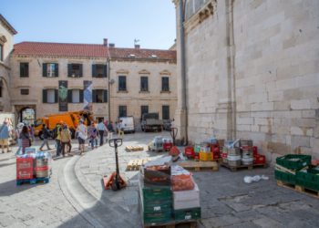 Grad Dubrovnik kaznio dobavljače zbog kršenja pravila dostave na Stradunu