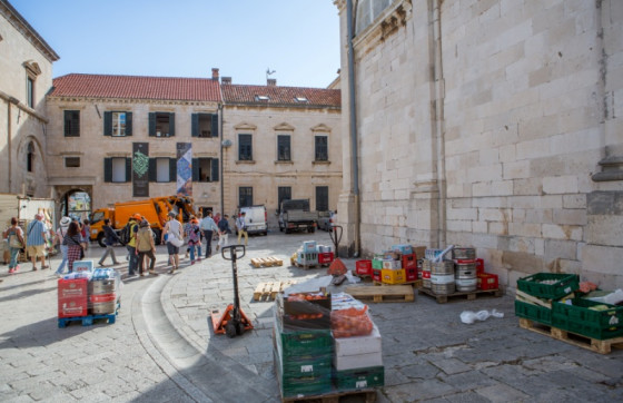 Grad Dubrovnik kaznio dobavljače zbog kršenja pravila dostave na Stradunu