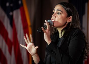 Gradska vijećnica AOC -a spušta se u kaos dok ju prosvjednik naziva “lažovom”