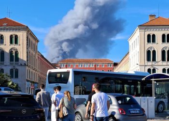 Gusti dim vidi se i sa splitske Rive: Požar u Kaštelima izaziva veliku paniku
