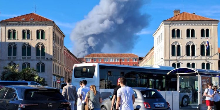 Gusti dim vidi se i sa splitske Rive: Požar u Kaštelima izaziva veliku paniku