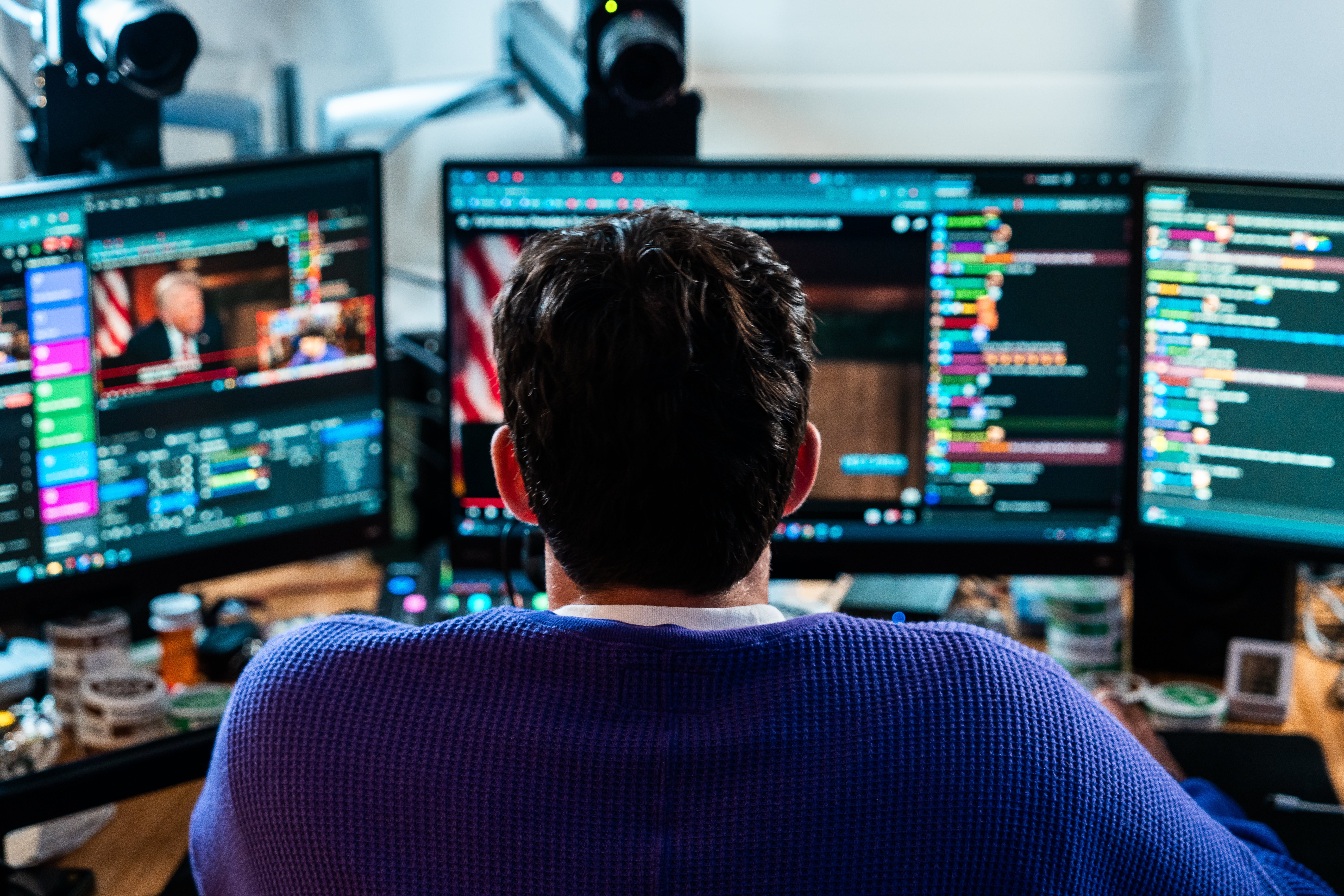 Hasan Piker razgovara s više od 4,5 milijuna sljedbenika širom Twitch -a i YouTubea o svakodnevnim trenutnim poslovima