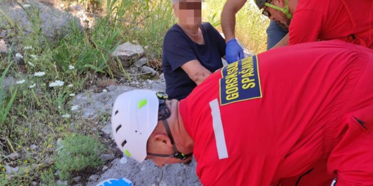 HGSS Makarska spasio stranu državljanku koja je pala s visine od 8 metara